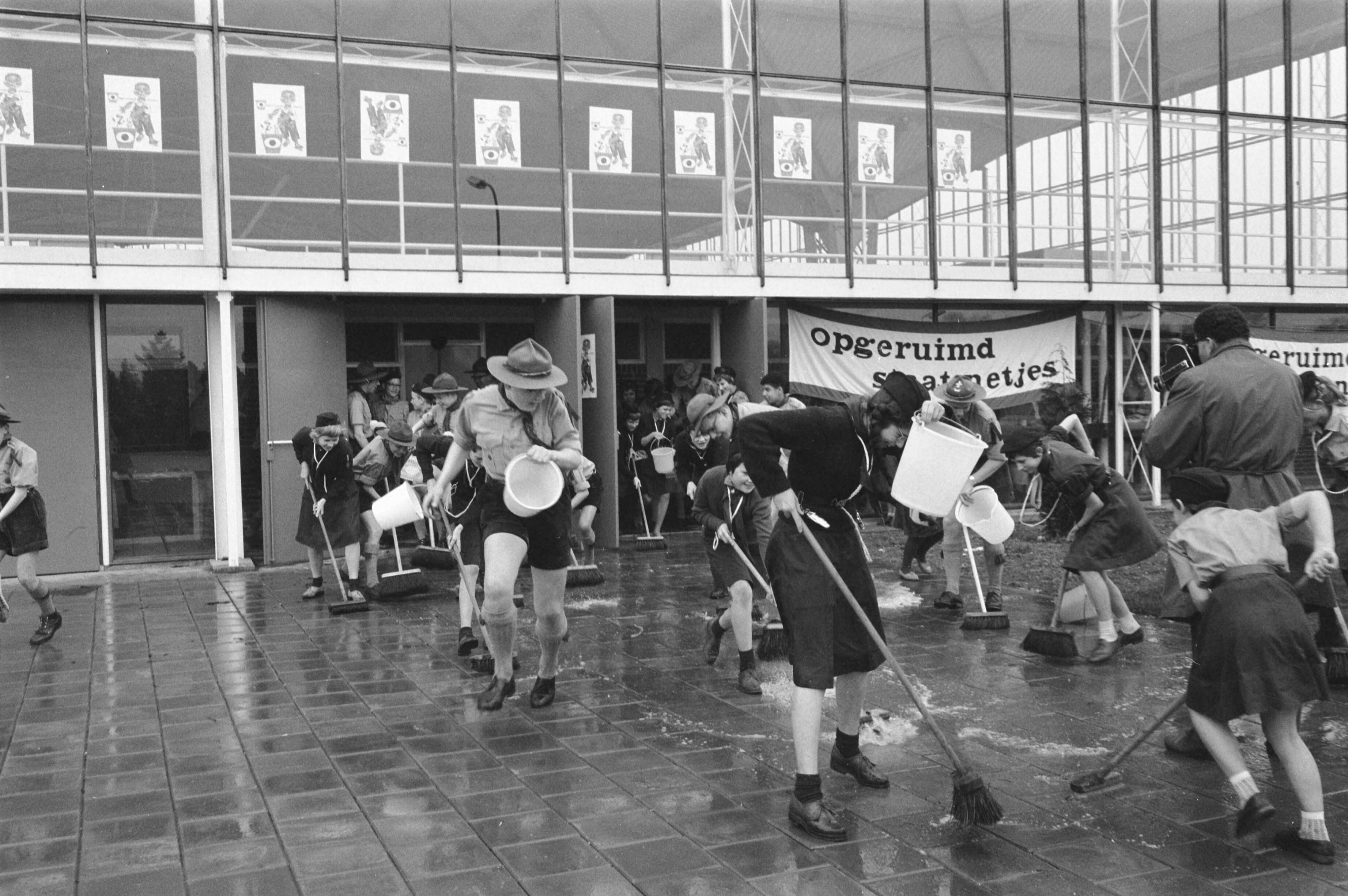 Fotocollectie Anefo — Start "Heitje voor een Karweitje" te Hilversum. Schoonmaken omgeving Expohal — Foto: Pot, Harry / Anefo. Licentie: Set B: Rechtenvrij / Publiek Domein. Bron: Nationaal Archief. http://hdl.handle.net/10648/a9cfdd32-d0b4-102d-bcf8-003048976d84