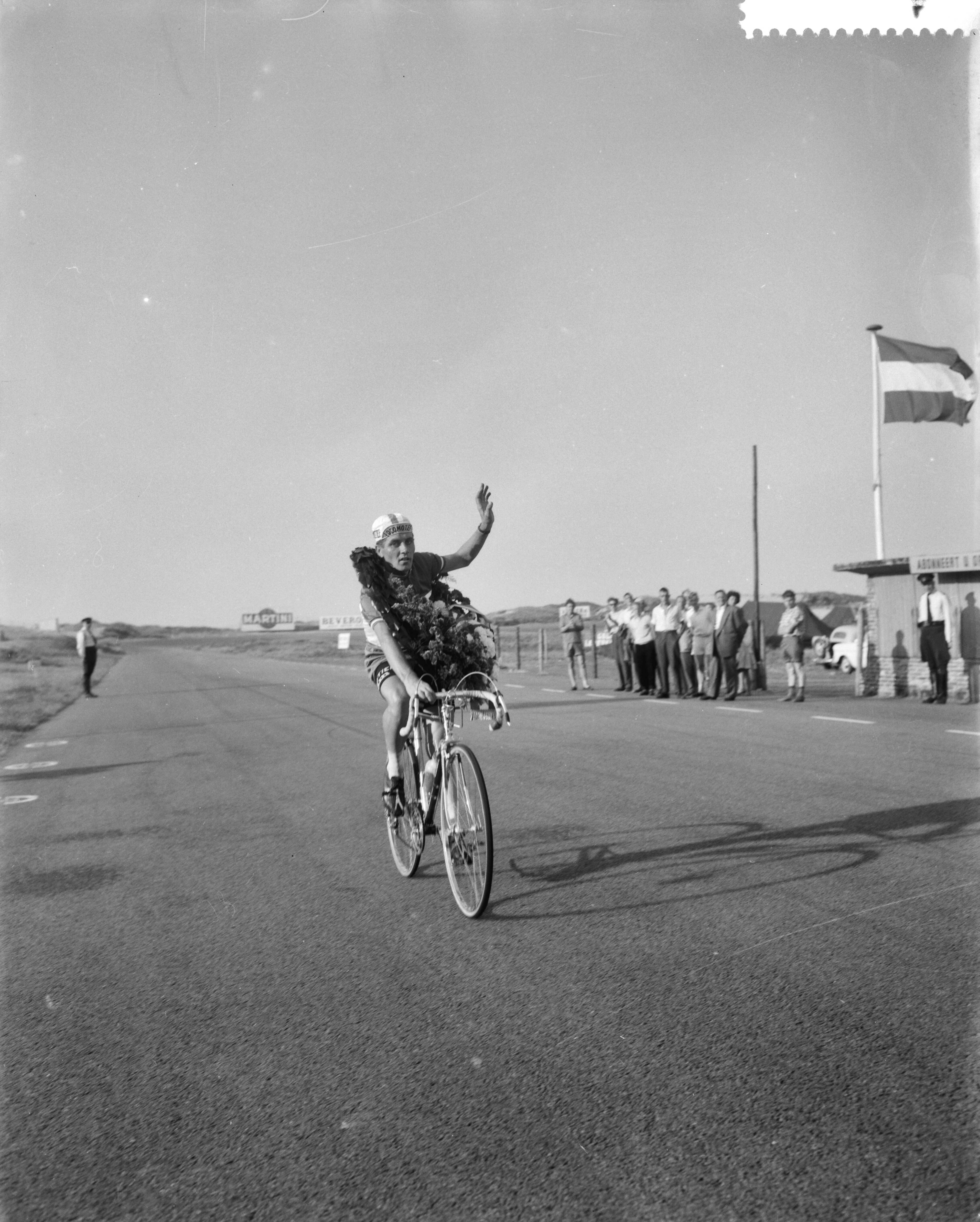 Fotocollectie Anefo — Laatste rit van het Nederlands kampioenschap wielrennen op de weg voor profs op het circuit van Zandvoort. Winnaar Piet Damen tijdens zijn ereronde — Foto: Bilsen, Joop van / Anefo. Licentie: Set B: Rechtenvrij / Publiek Domein. Bron: Nationaal Archief. http://hdl.handle.net/10648/a999c0ee-d0b4-102d-bcf8-003048976d84