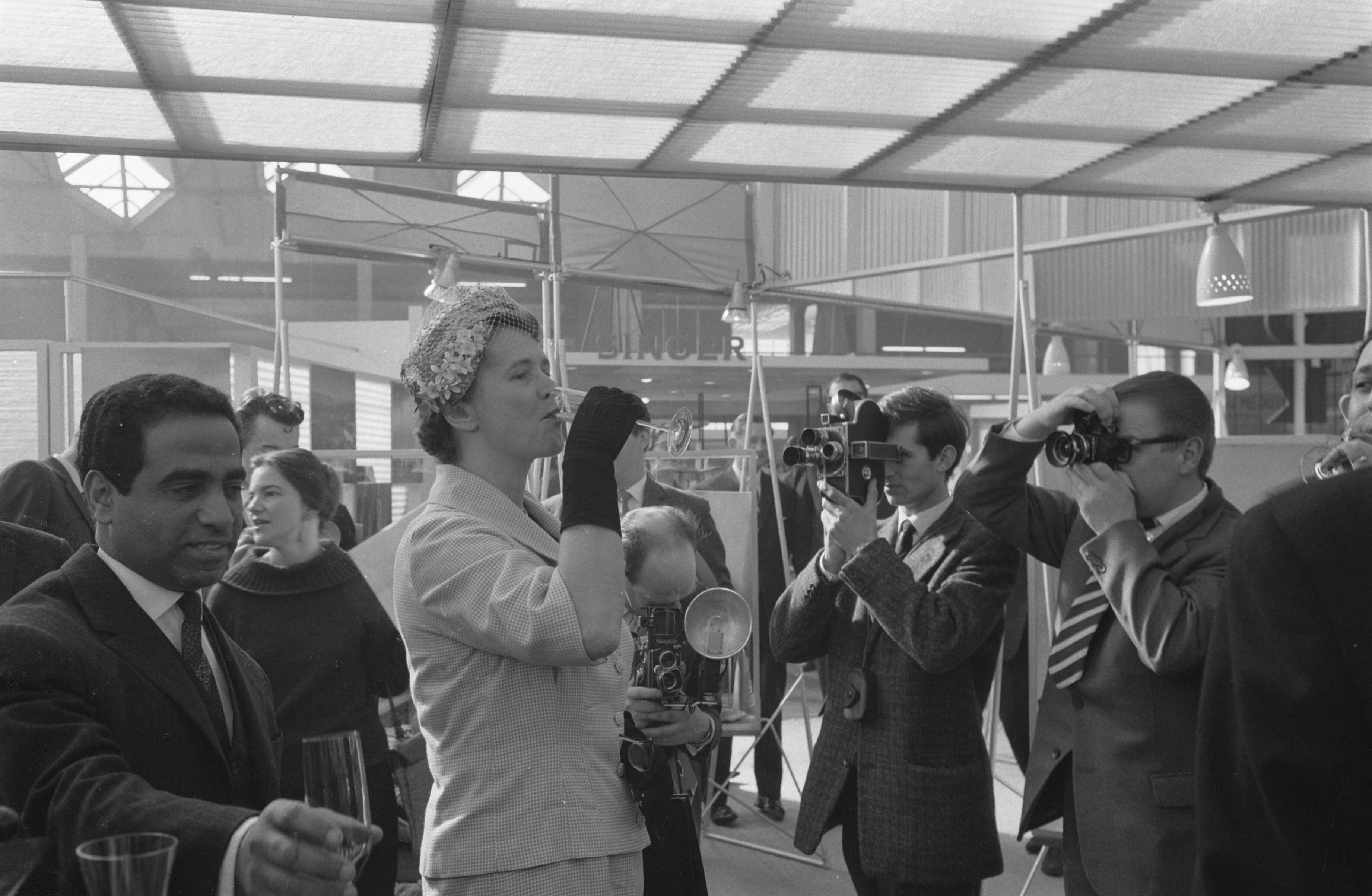 Fotocollectie Anefo — Opening Huishoudbeurs in de nieuwe RAI te Amsterdam door minister M.A.M. Klompé — Foto: Pot, Harry / Anefo. Licentie: Set B: Rechtenvrij / Publiek Domein. Bron: Nationaal Archief. http://hdl.handle.net/10648/a9cd87a8-d0b4-102d-bcf8-003048976d84
