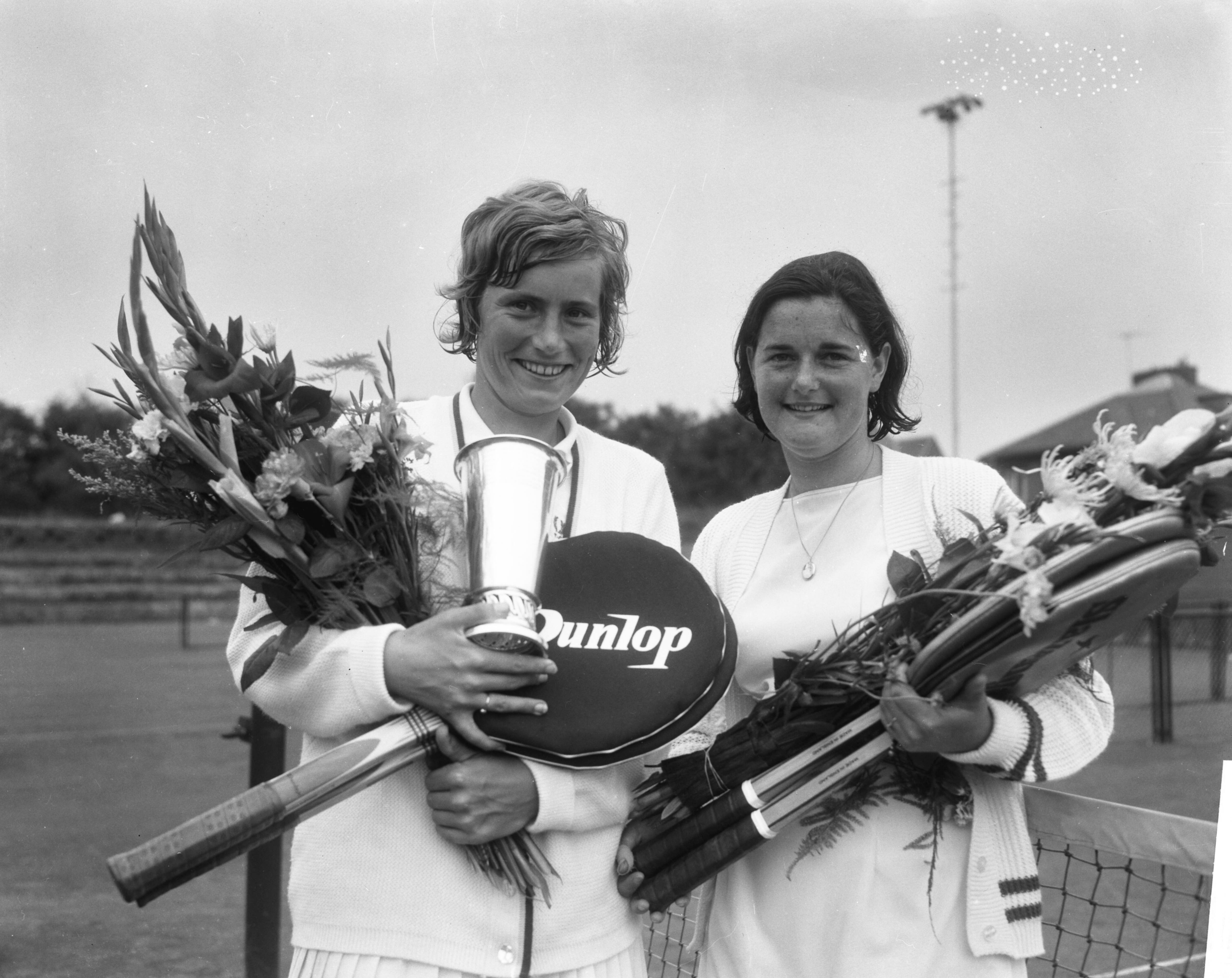 Fotocollectie Anefo — Nederlandse tenniskampioenschappen op de METS-banen te Scheveningen, Trudy Groenman (links) en Els Spruyt, winnaars damesdubbel — Foto: Bilsen, Joop van / Anefo. Licentie: Set B: Rechtenvrij / Publiek Domein. Bron: Nationaal Archief. http://hdl.handle.net/10648/aac0832c-d0b4-102d-bcf8-003048976d84