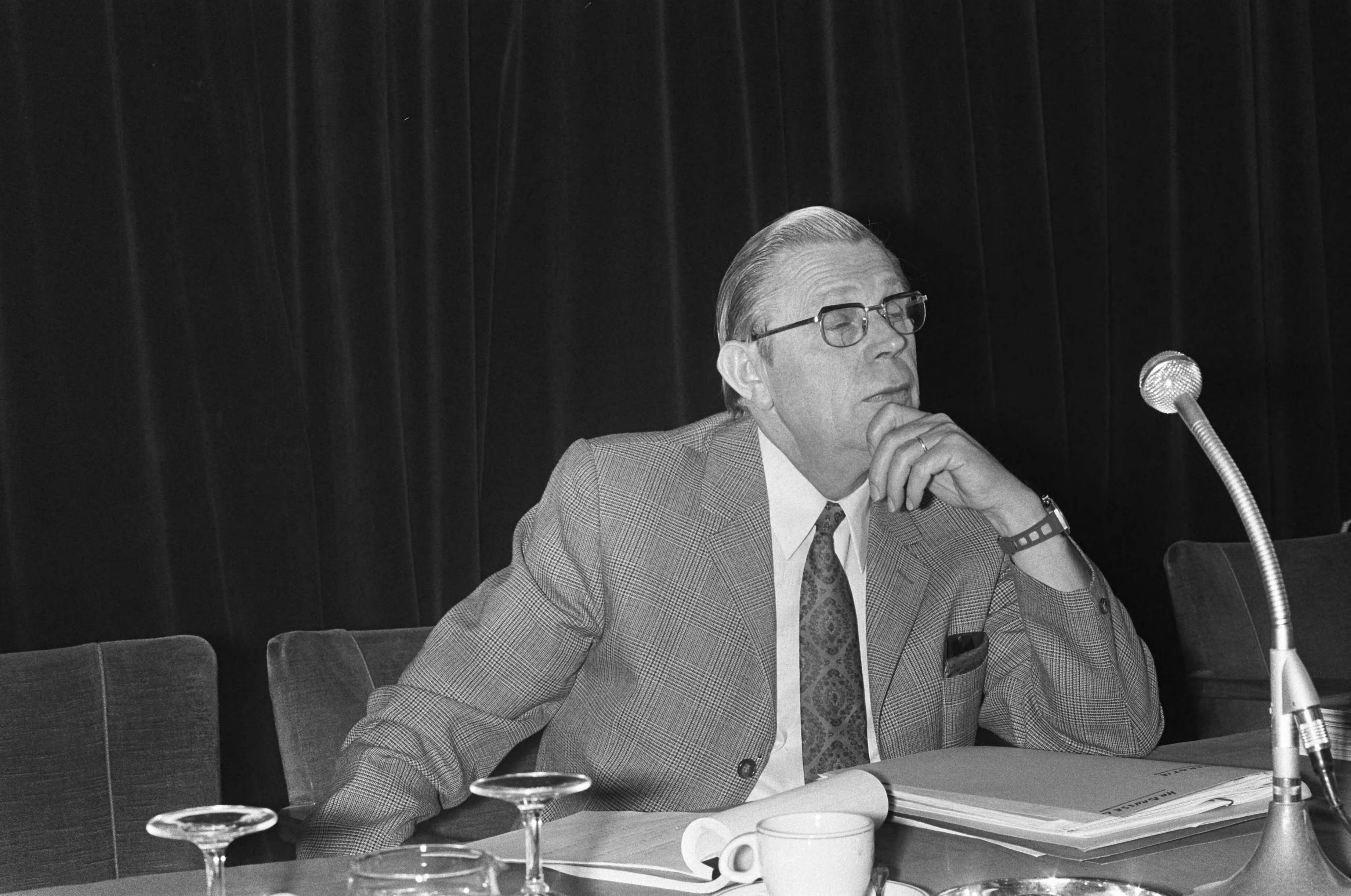 Fotocollectie Anefo — NKV vergadert in Utrecht over federatie NVV-NKV; Piet Brussel (voorzitter), rechts tijdens vergadering — Foto: Peters, Hans / Anefo. Licentie: Set B: Rechtenvrij / Publiek Domein. Bron: Nationaal Archief. http://hdl.handle.net/10648/ac4ad954-d0b4-102d-bcf8-003048976d84