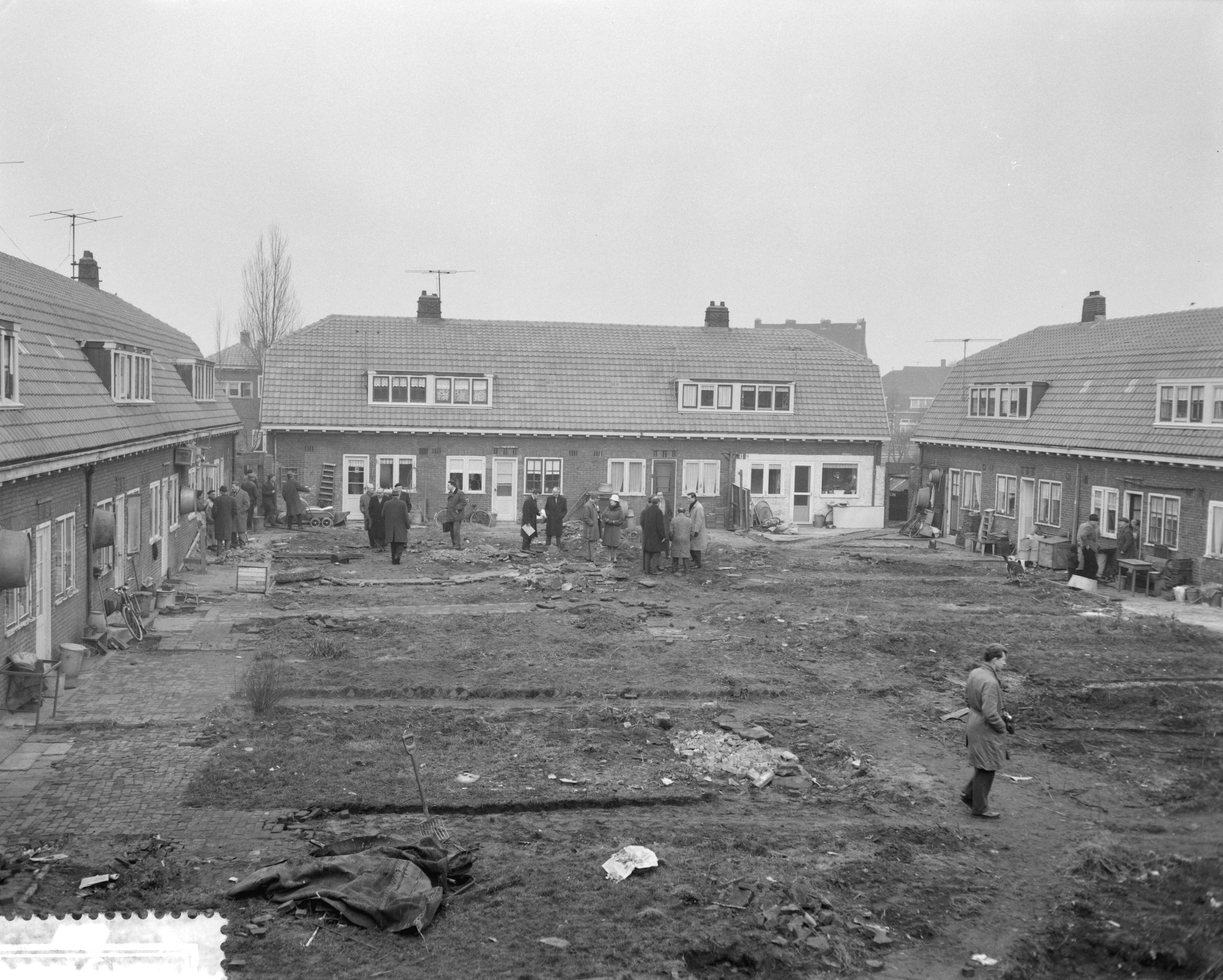 Fotocollectie Anefo — Sanering Tuindorp Oostzaan, overzicht oude toestand — Foto: Bilsen, Joop van / Anefo. Licentie: Set B: Rechtenvrij / Publiek Domein. Bron: Nationaal Archief. http://hdl.handle.net/10648/a9ca6636-d0b4-102d-bcf8-003048976d84