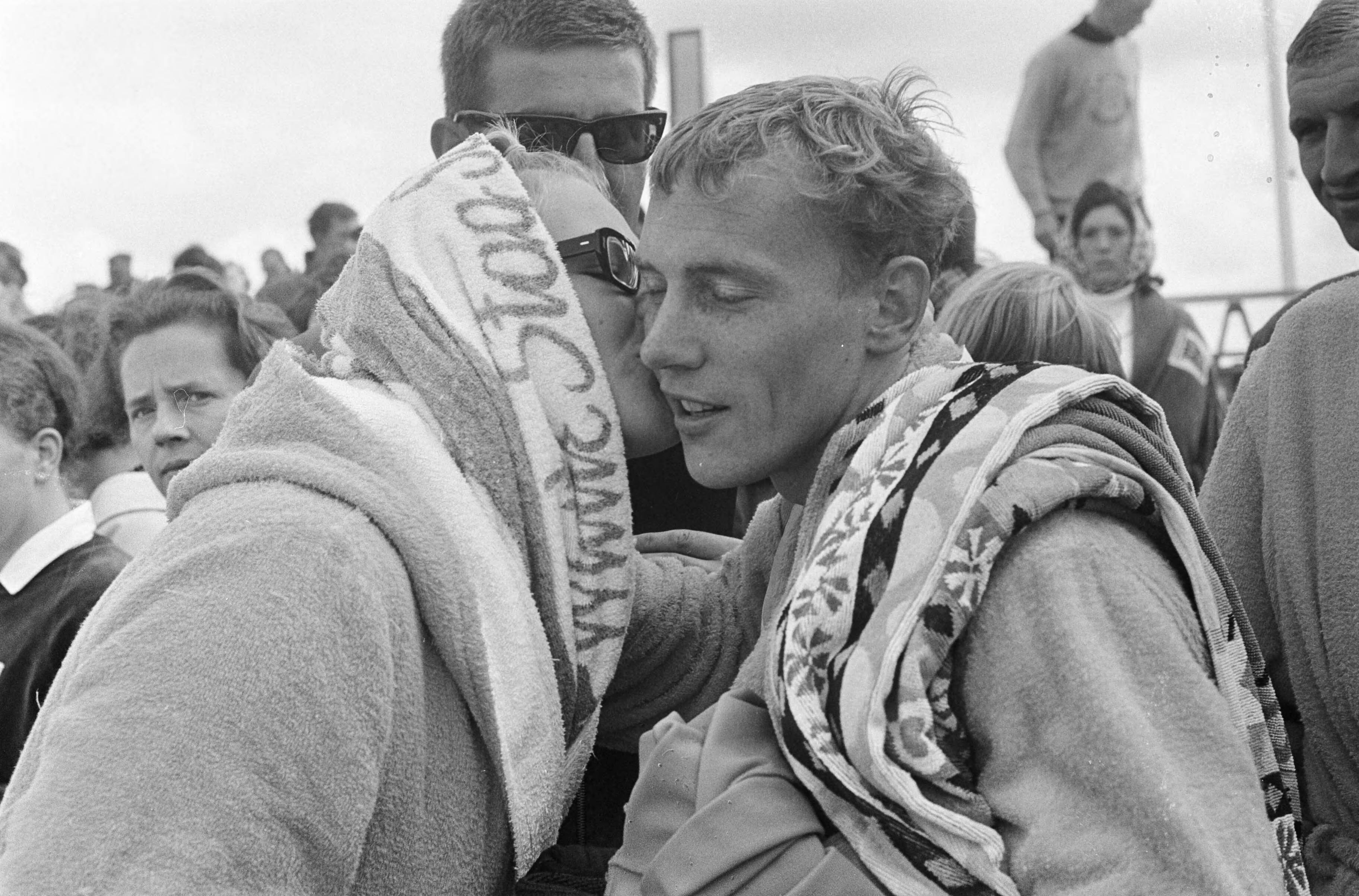 Fotocollectie Anefo — Nederland tegen Engeland zwemmen te Leeuwarden, Ada Kok (links) feliciteert Jan Jiskoot met zijn overwinning — Foto: Koch, Eric / Anefo. Licentie: Set B: Rechtenvrij / Publiek Domein. Bron: Nationaal Archief. http://hdl.handle.net/10648/aaf2f5aa-d0b4-102d-bcf8-003048976d84