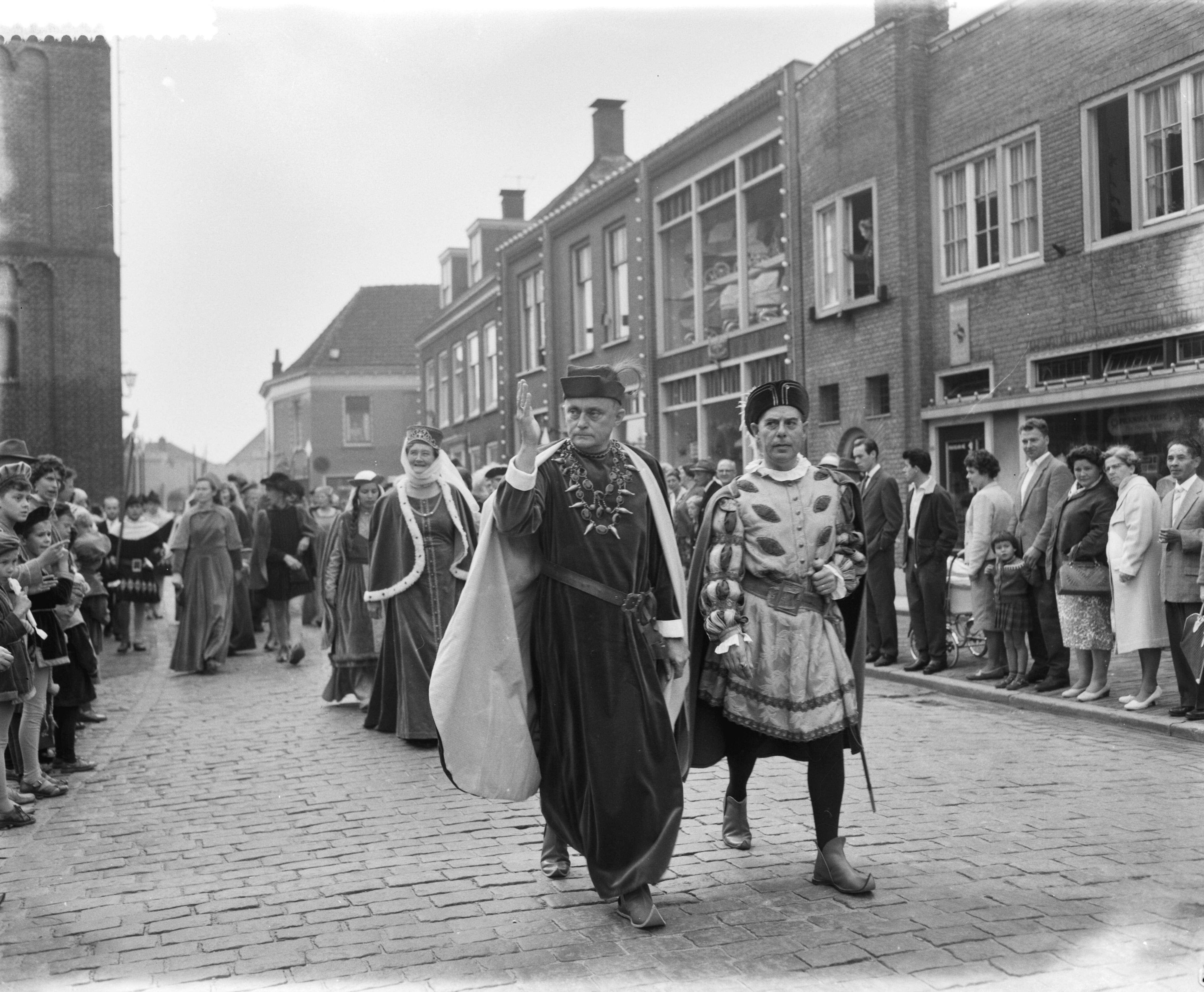 Fotocollectie Anefo — 700-jarig bestaan van Vianen, Commissaris der Koningin in Zuid-Holland, mr. J. Klaasesz (als graaf Floris V) en de Heer van Vianen (rechts) begeven zich naar het stadhuis. Achter hen is mevr. Klaasesz (als gravin Beatrix) — Foto: Bilsen, Joop van / Anefo. Licentie: Set B: Rechtenvrij / Publiek Domein. Bron: Nationaal Archief. http://hdl.handle.net/10648/a9b8fc70-d0b4-102d-bcf8-003048976d84