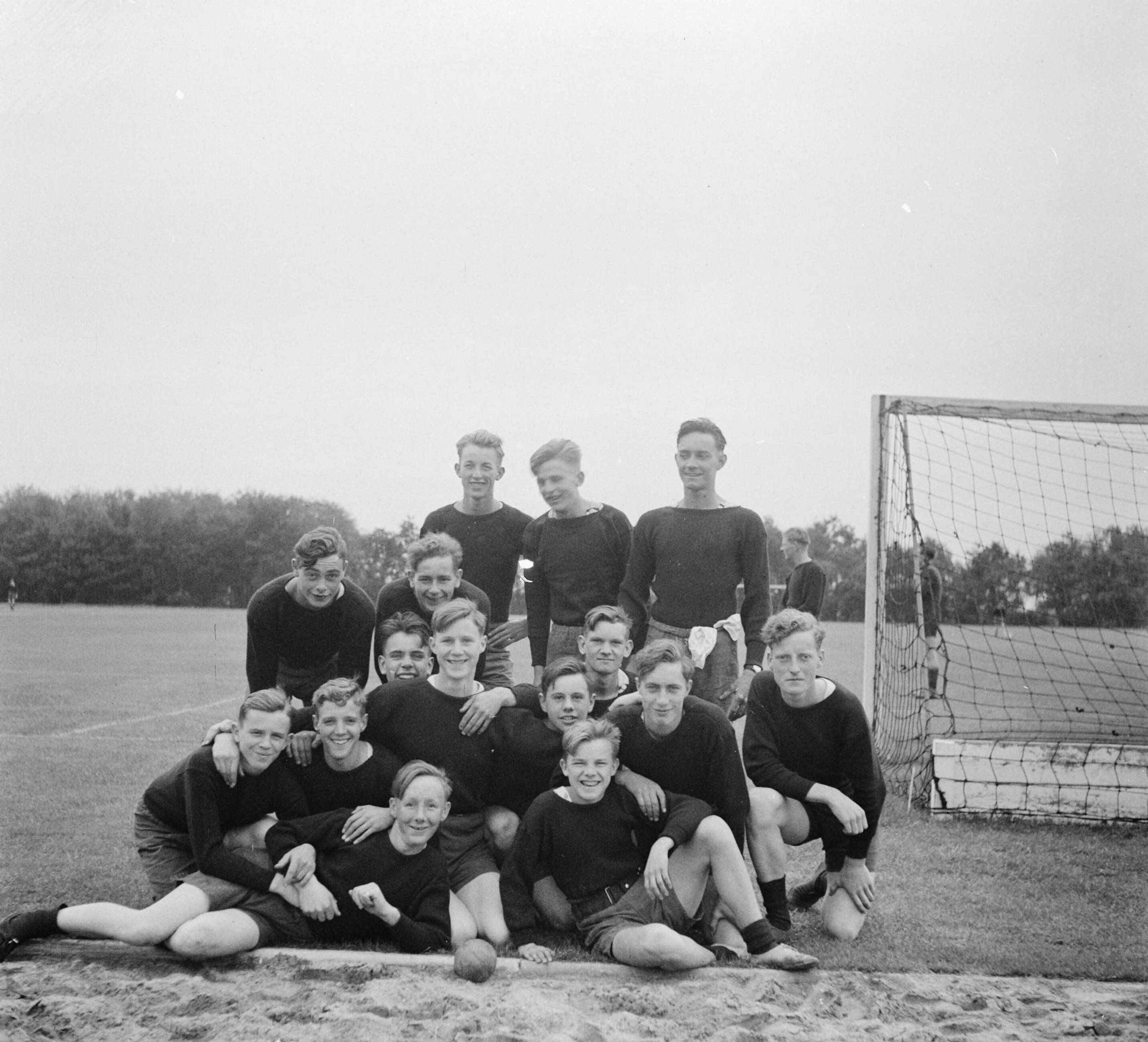 MOK Hilversum 1948 — MOK Hilversum. Matrozen groepje bij goal — Foto: Steenkamp, B.J.J. (Ben) / Anefo. Licentie: Set B: Rechtenvrij / Publiek Domein. Bron: Nationaal Archief. http://hdl.handle.net/10648/a8bd9628-d0b4-102d-bcf8-003048976d84