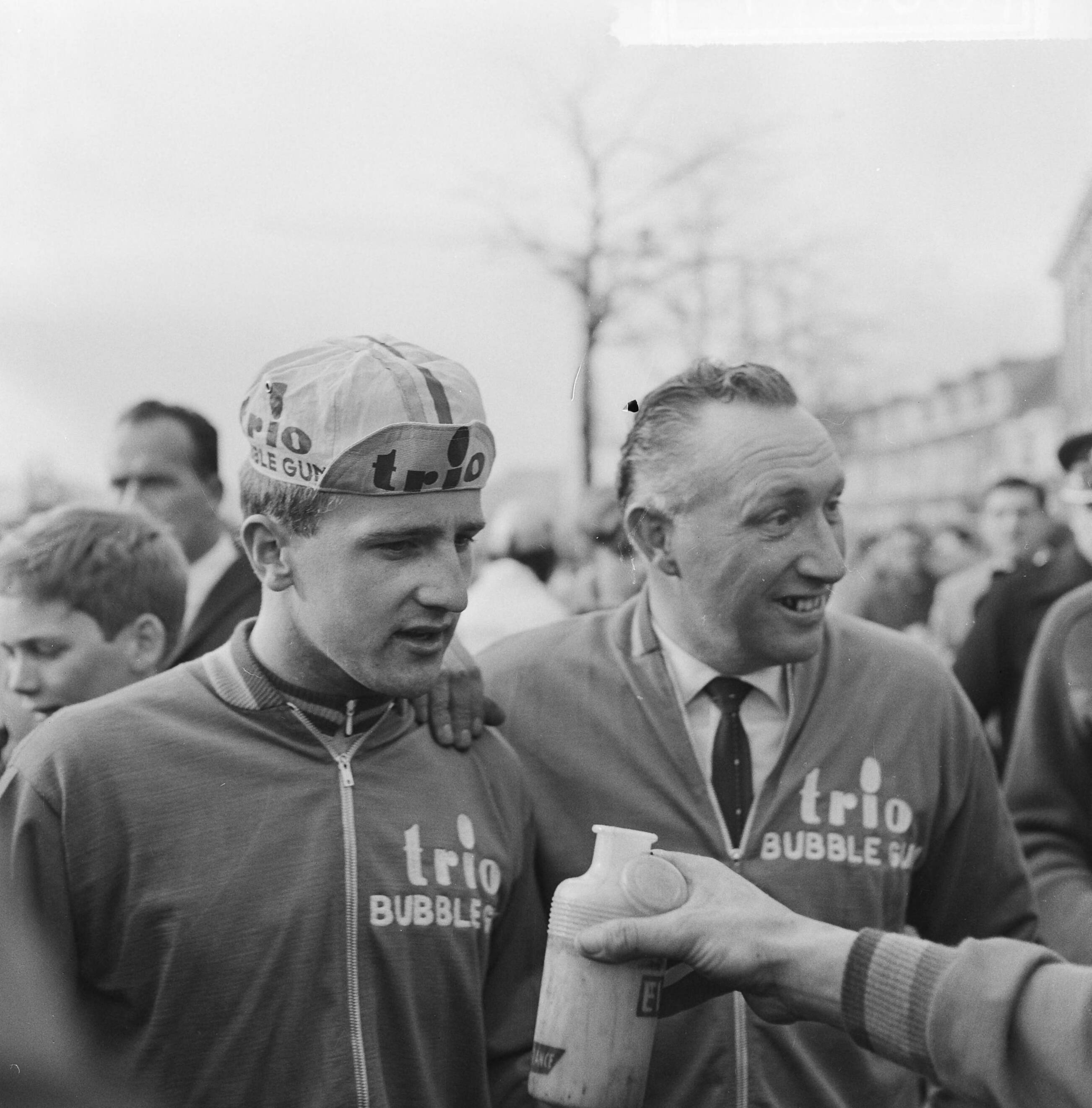 Fotocollectie Anefo — Ronde van Noord-Holland, winnaar Evert Dolman (links) — Foto: Kroon, Ron / Anefo. Licentie: Set B: Rechtenvrij / Publiek Domein. Bron: Nationaal Archief. http://hdl.handle.net/10648/aa9d035c-d0b4-102d-bcf8-003048976d84