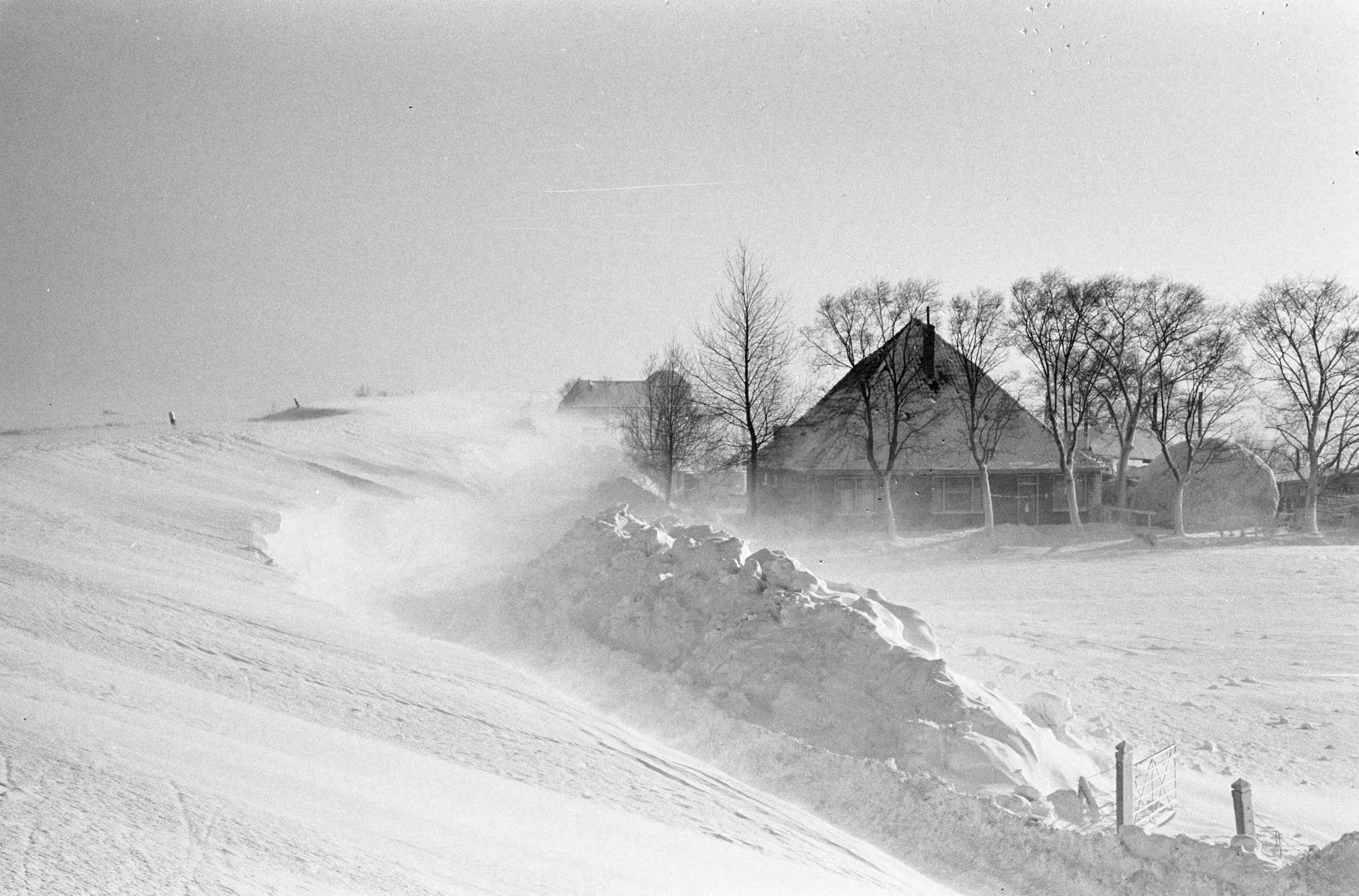 Fotocollectie Anefo — Marken en Volendam weer geïsoleerd, de weg langs de dijk — Foto: Pot, Harry / Anefo. Licentie: Set B: Rechtenvrij / Publiek Domein. Bron: Nationaal Archief. http://hdl.handle.net/10648/aa2637f4-d0b4-102d-bcf8-003048976d84