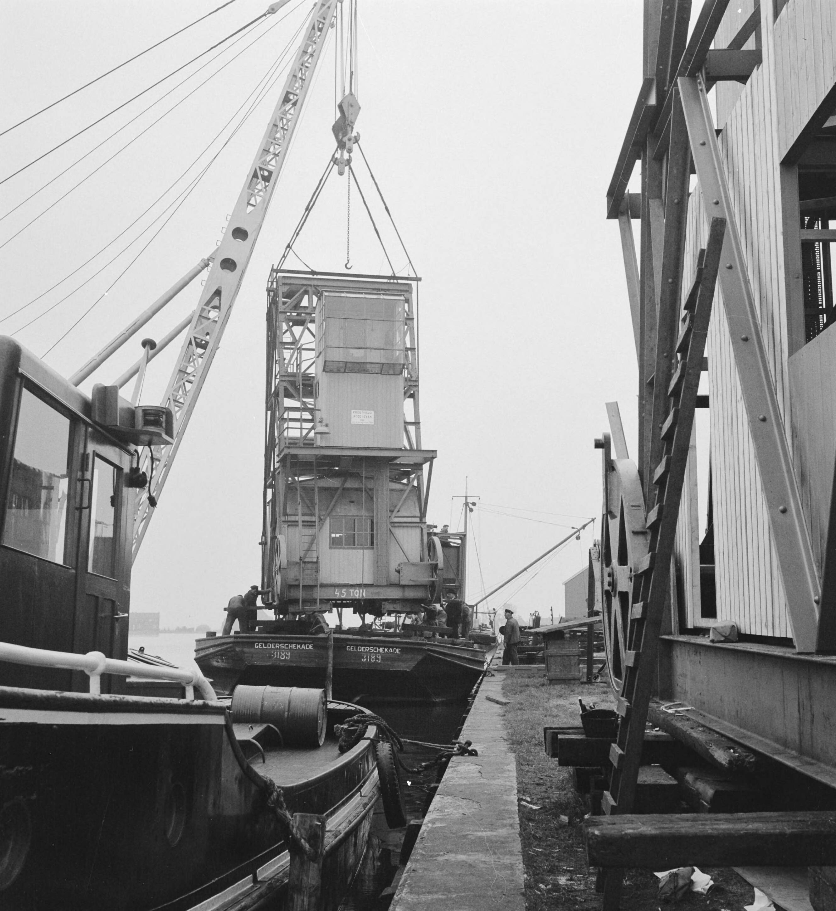 Opdracht firma Duyvis Zaanstad — Foto: Noske, J.D. / Anefo. — Licentie: Set B: Rechtenvrij / Publiek Domein. Bron: Nationaal Archief. http://hdl.handle.net/10648/a8e0f30c-d0b4-102d-bcf8-003048976d84