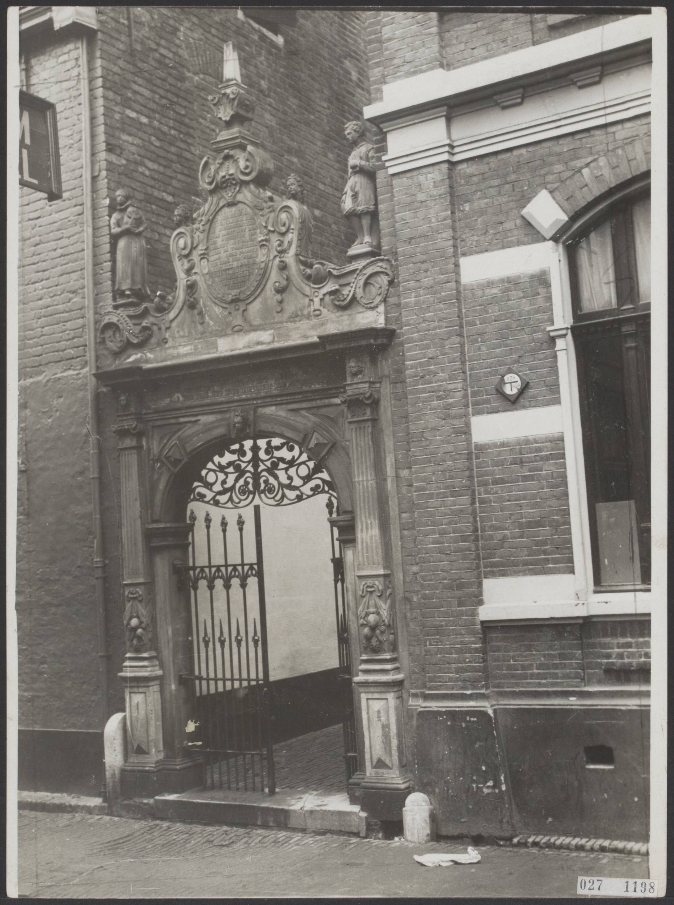 Fotocollectie Elsevier Binnenland — Groningen. Roode Weeshuispoort — Foto: Vogt & Peets (Internationaal Illustratiebureau). Licentie: Set B: Rechtenvrij / Publiek Domein. Bron: Nationaal Archief. http://hdl.handle.net/10648/addbec9a-d0b4-102d-bcf8-003048976d84