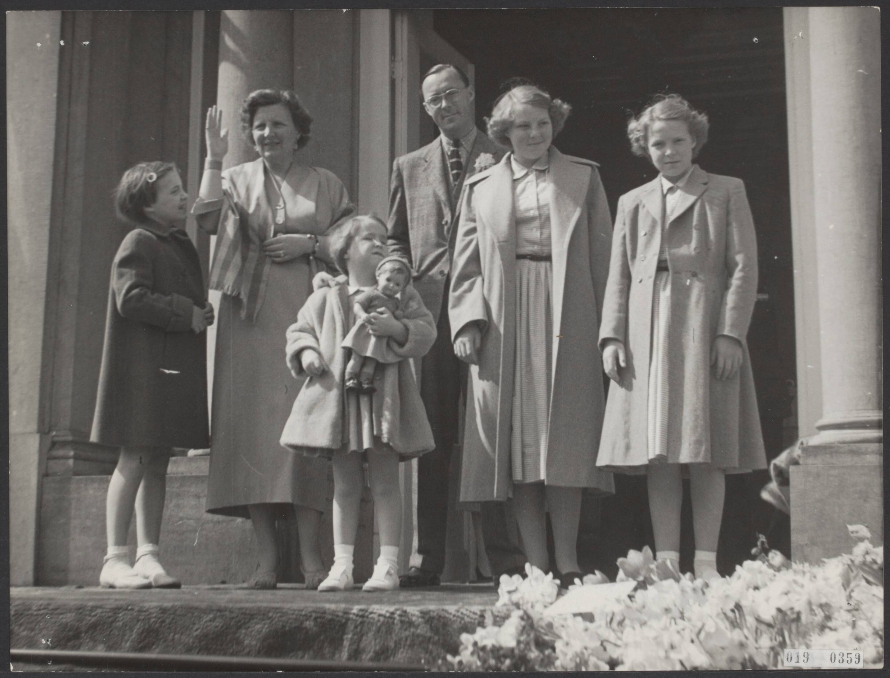 Fotocollectie Elsevier Binnenland — Koninginnedag 1955. Bloemendefilé op paleis Soestdijk. Het koninklijk gezin op het bordes van het paleis — Foto: Fotograaf Onbekend / Anefo. Licentie: Set B: Rechtenvrij / Publiek Domein. Bron: Nationaal Archief. http://hdl.handle.net/10648/adc648f4-d0b4-102d-bcf8-003048976d84