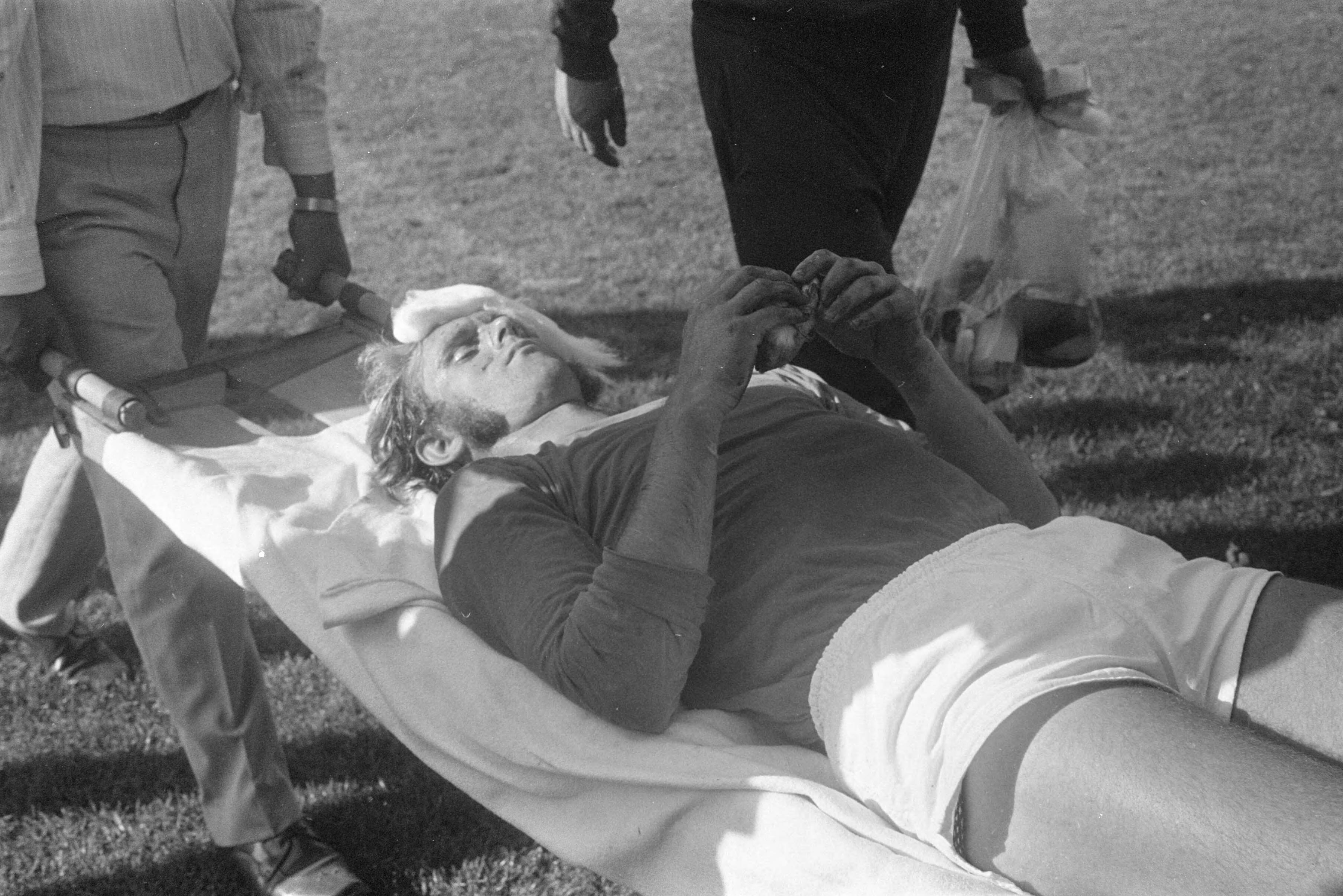Fotocollectie Anefo — Volendam tegen Ajax 0-3; Kras (Volendam) gewond op brandcard — Foto: Koch, Eric / Anefo. Licentie: Set B: Rechtenvrij / Publiek Domein. Bron: Nationaal Archief. http://hdl.handle.net/10648/aba41fce-d0b4-102d-bcf8-003048976d84