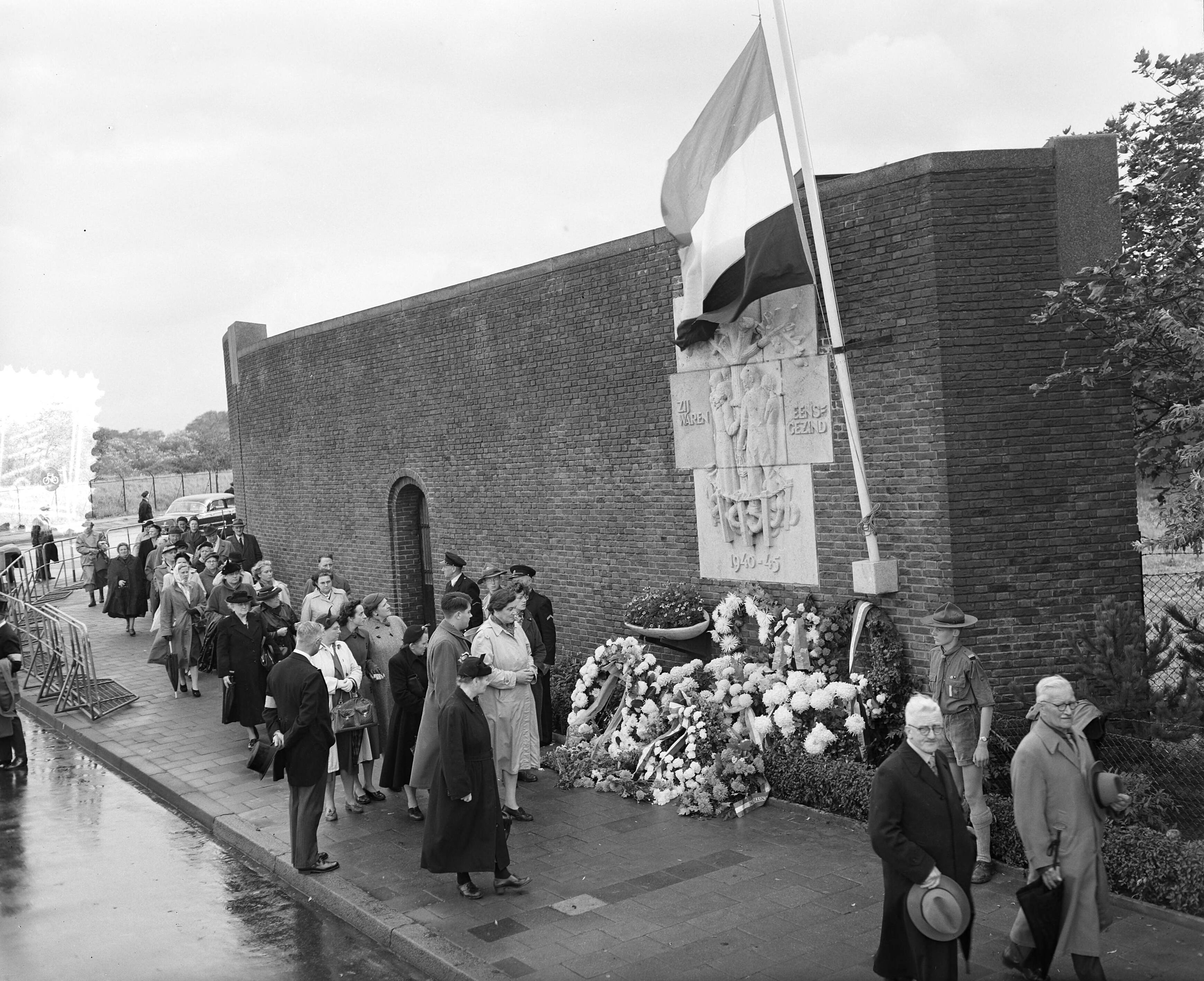 Fotocollectie Anefo — Jaarlijkse herdenking bij de voormalige dodencel in de gevangenis van Scheveningen — Foto: Rossem, Wim van / Anefo. Licentie: Set B: Rechtenvrij / Publiek Domein. Bron: Nationaal Archief. http://hdl.handle.net/10648/a92a2018-d0b4-102d-bcf8-003048976d84