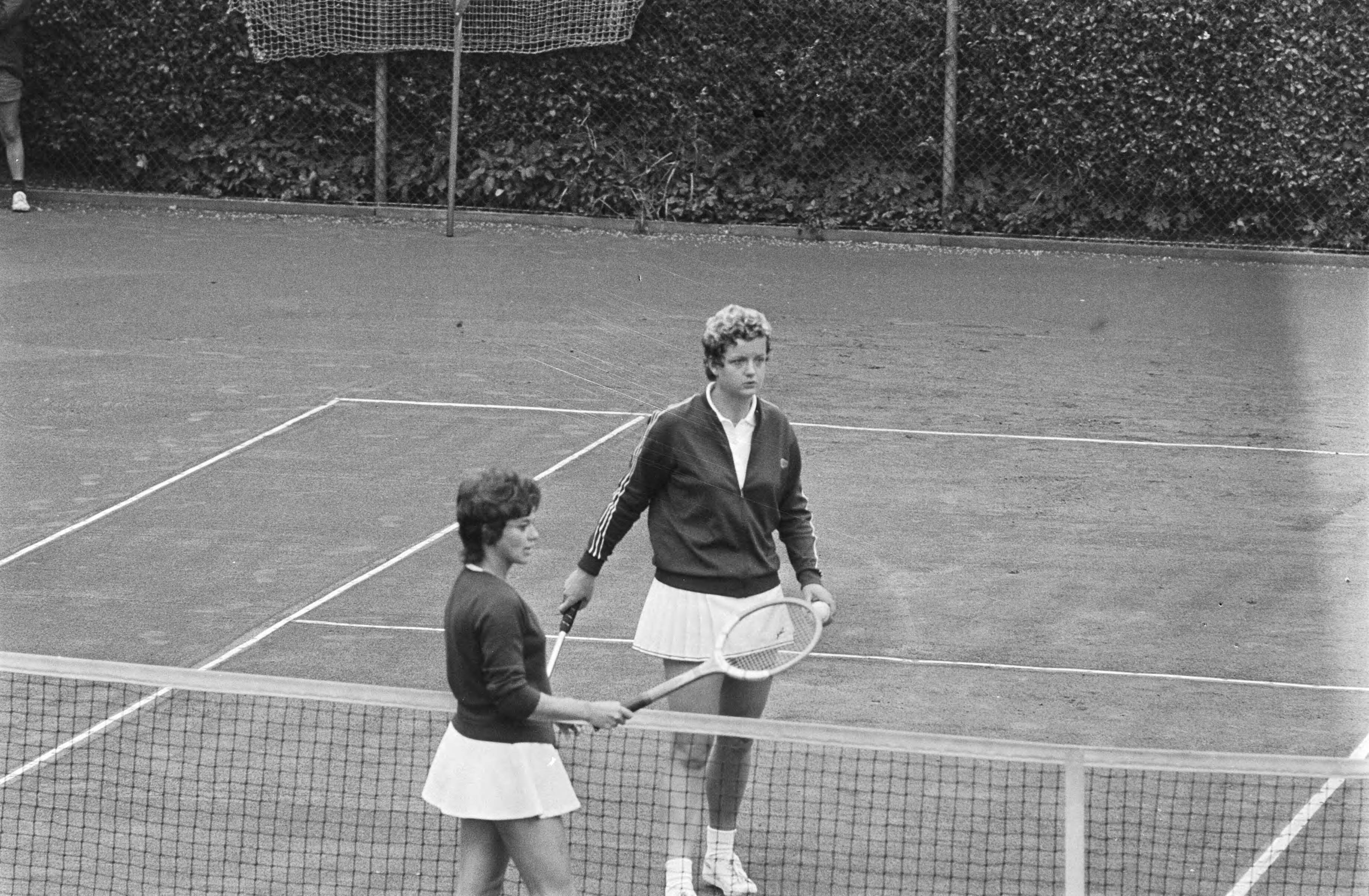 Fotocollectie Anefo — Internationale tenniskampioenschappen in Hilversum, Betty Stöve (rechts) tegen de Tsjechische Palmeova. De wedstrijd werd diverse malen wegen regen onderbroken] — Foto: Peters, Hans / Anefo. Licentie: Set B: Rechtenvrij / Publiek Domein. Bron: Nationaal Archief. http://hdl.handle.net/10648/abc83ea4-d0b4-102d-bcf8-003048976d84
