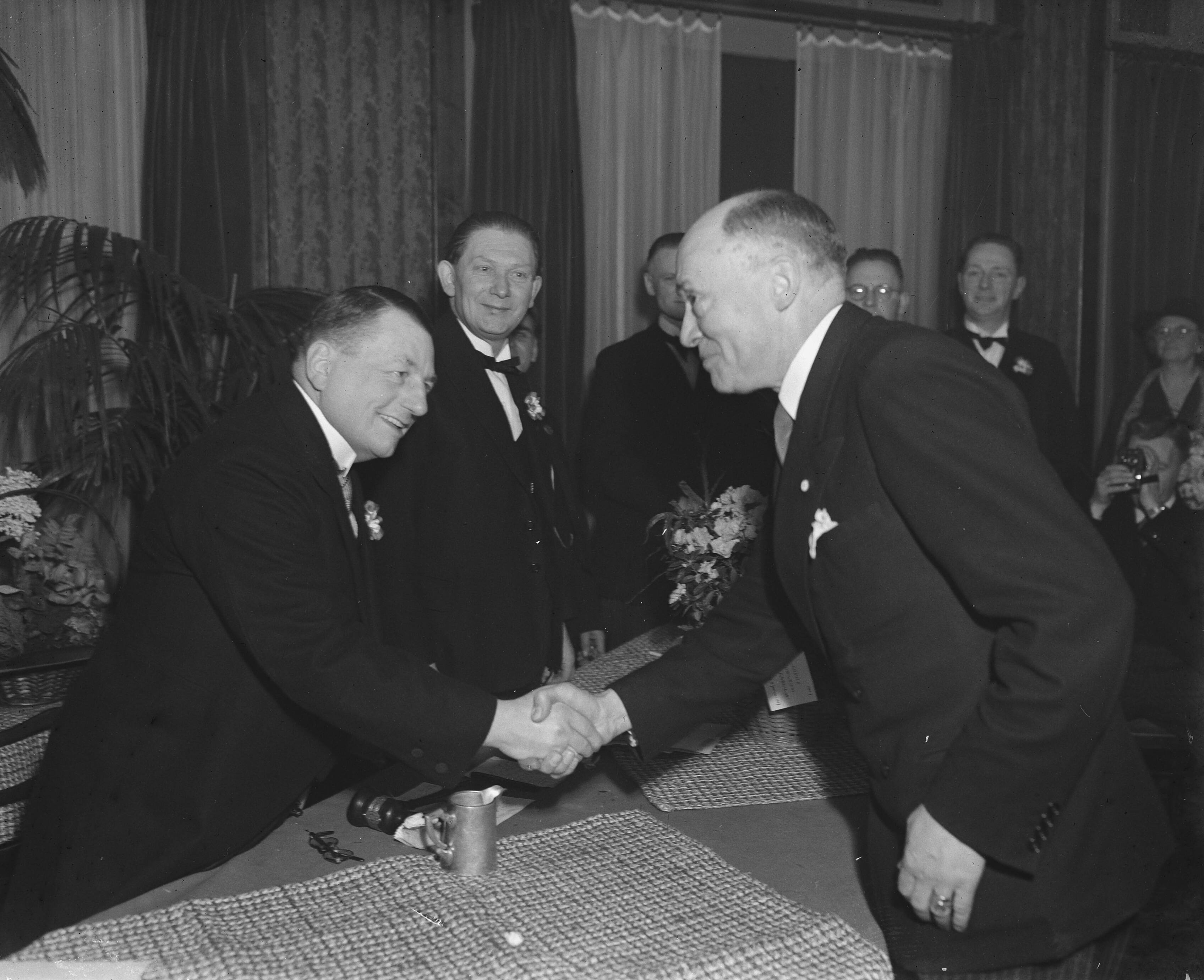 Fotocollectie Anefo — 50-jarig bestaan van de Mannenzangvereniging "Caecilia" te Haarlem. De ere-voorzitters Dr. E. Dusterbeck wordt gefeliciteerd door burgemeester M.A. Reinalda — Foto: Wisman, Bram / Anefo. Licentie: Set B: Rechtenvrij / Publiek Domein. Bron: Nationaal Archief. http://hdl.handle.net/10648/afd95fbe-d0b4-102d-bcf8-003048976d84