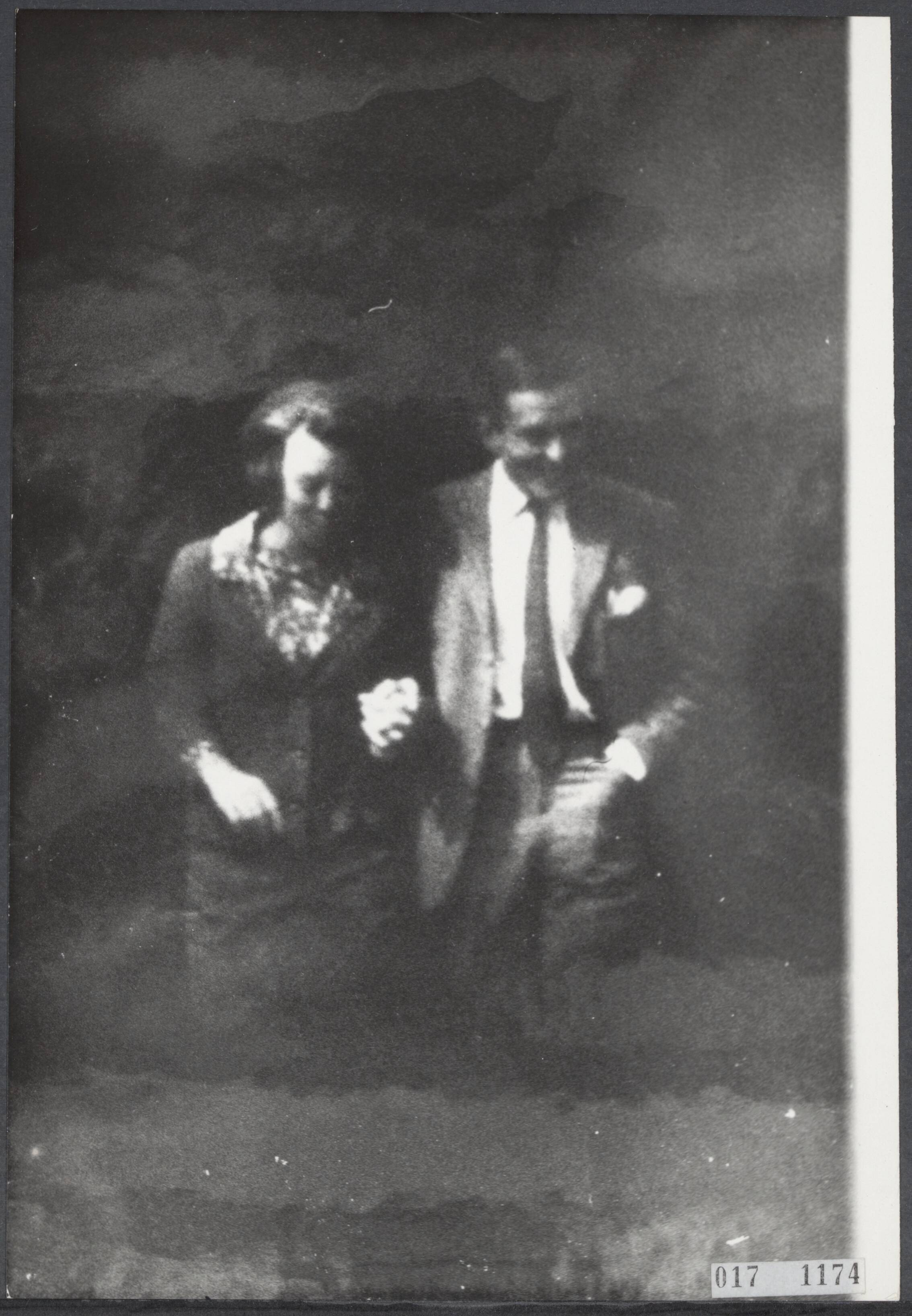 Fotocollectie Elsevier Binnenland — Foto van John de Rooy [John de Rooij] op de tentoonstelling van World Press Photo in het Gemeentemuseum in Den Haag. De foto van prinses Beatrix en Claus von Amsberg in de tuin van kasteel Drakensteyn, was gemaakt voor de bekendmaking van de verloving. De vereniging van Fotojournalisten, die indertijd protesteerde tegen de publicatie van de foto, heeft de jaarlijks toegekende Zilveren Camera voor de beste Nederlandse foto teruggetrokken. De tentoonstelling zal op 10 december 1965 geopend worden door prins Bernhard — Foto: Rooij, John de / Anefo reproductie. Licentie: Set B: Rechtenvrij / Publiek Domein. Bron: Nationaal Archief. http://hdl.handle.net/10648/adc03afe-d0b4-102d-bcf8-003048976d84