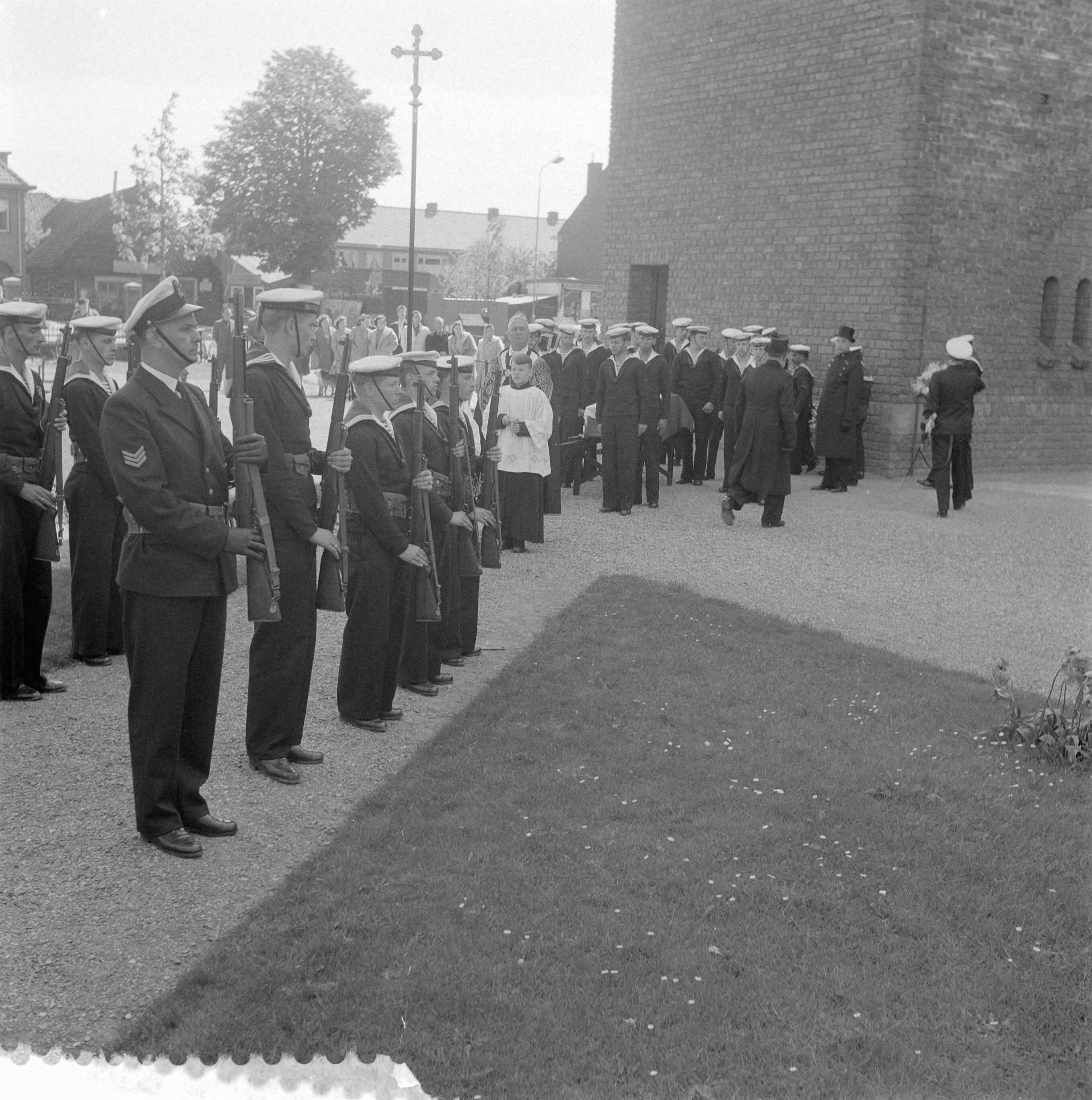 Fotocollectie Anefo — Militaire begroeting overste(?) Talanan in Haarlem — Foto: Pot, Harry / Anefo. Licentie: Set B: Rechtenvrij / Publiek Domein. Bron: Nationaal Archief. http://hdl.handle.net/10648/a960c38e-d0b4-102d-bcf8-003048976d84