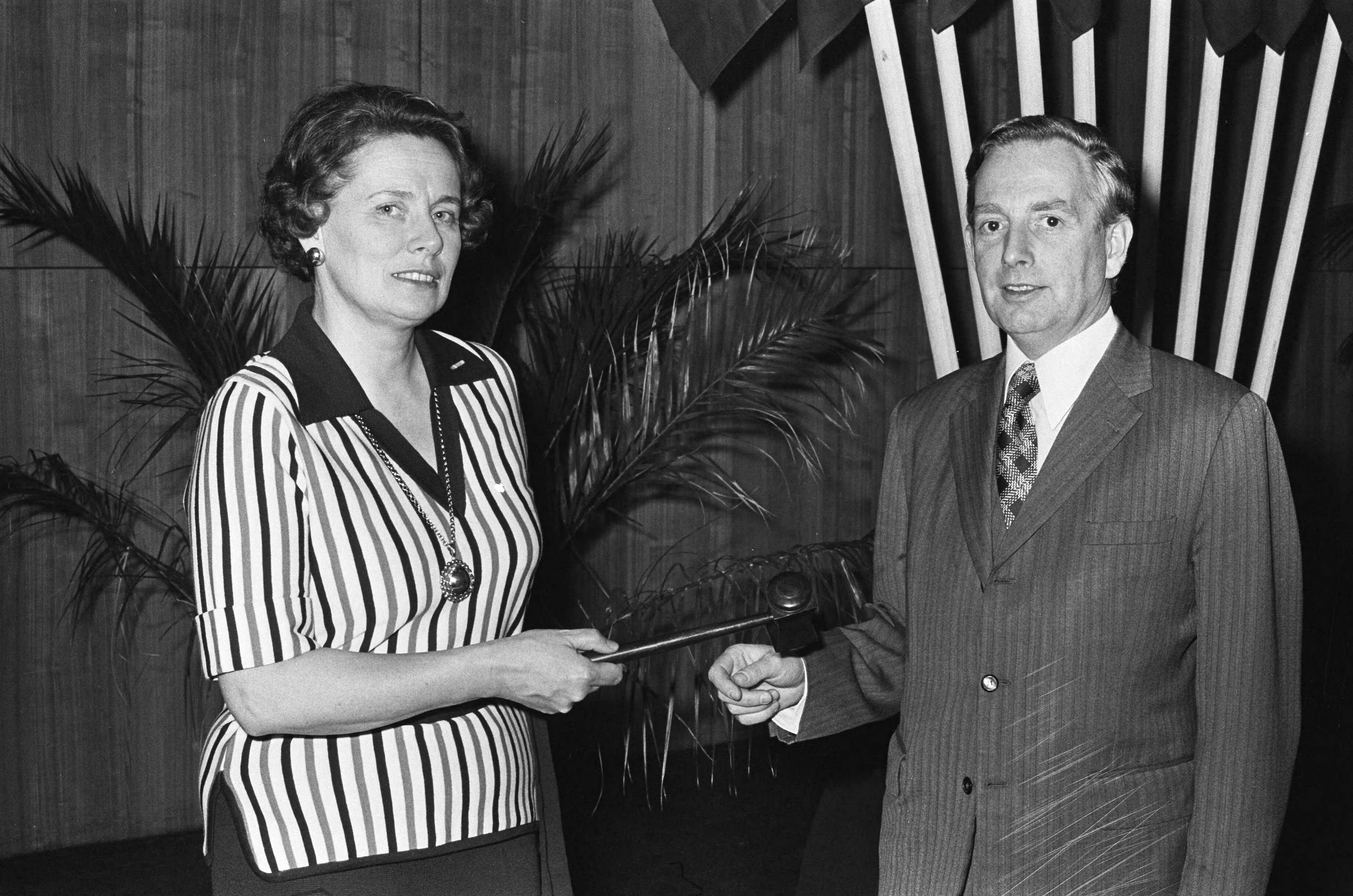 Fotocollectie Anefo — VVD-congres in Breda;, VVD-voorzitter mevrouw Van Someren (l) en opvolger Korthals Altes — Foto: Verhoeff, Bert / Anefo. Licentie: Set B: Rechtenvrij / Publiek Domein. Bron: Nationaal Archief. http://hdl.handle.net/10648/ac638dbe-d0b4-102d-bcf8-003048976d84