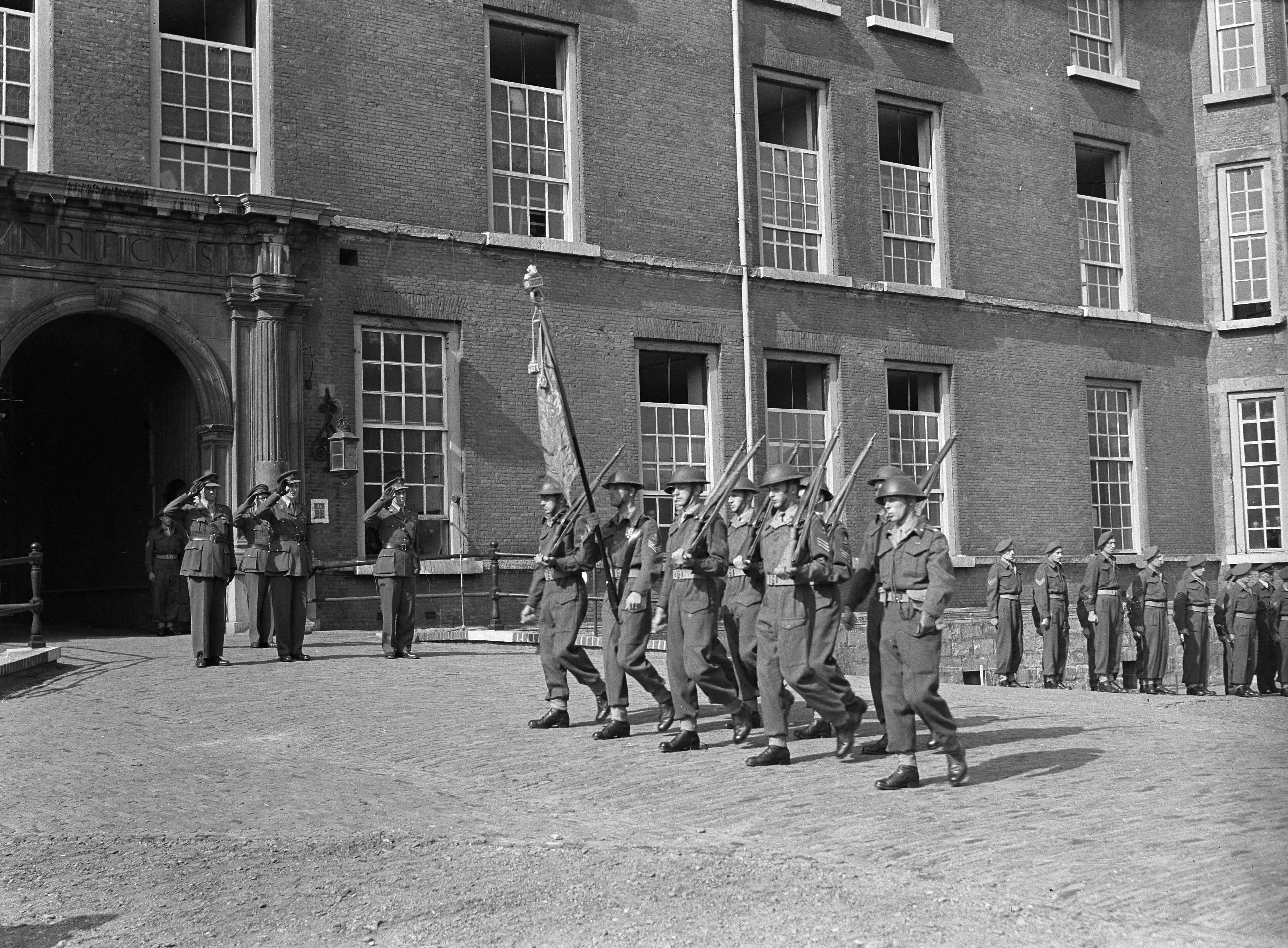 Fotocollectie Anefo — Afscheidsparade opleidingscursus Reserve-officieren Breda. Defilé bij het kasteel van Breda (KMA). Vaandelwacht — Foto: Wisman, Bram / Anefo. Licentie: Set B: Rechtenvrij / Publiek Domein. Bron: Nationaal Archief. http://hdl.handle.net/10648/a8ad0538-d0b4-102d-bcf8-003048976d84