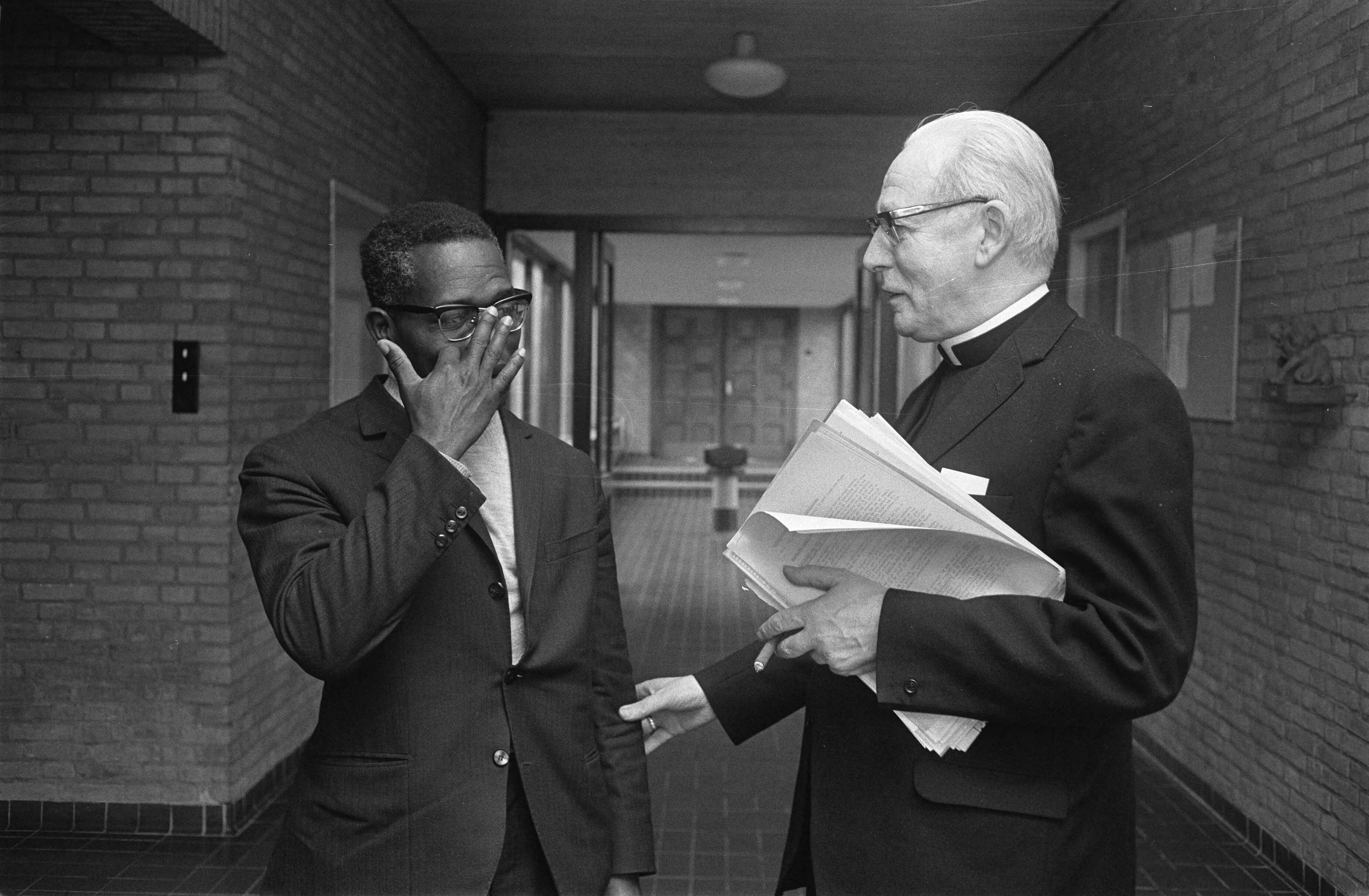 Fotocollectie Anefo — Pastoraal Concilie (laatste) in Noordwijkerhout. Links priester Jose Rafael (Angola) en rechts kardinaal B. J. Alfrink — Foto: Koch, Eric / Anefo. Licentie: Set B: Rechtenvrij / Publiek Domein. Bron: Nationaal Archief. http://hdl.handle.net/10648/ab92edd0-d0b4-102d-bcf8-003048976d84