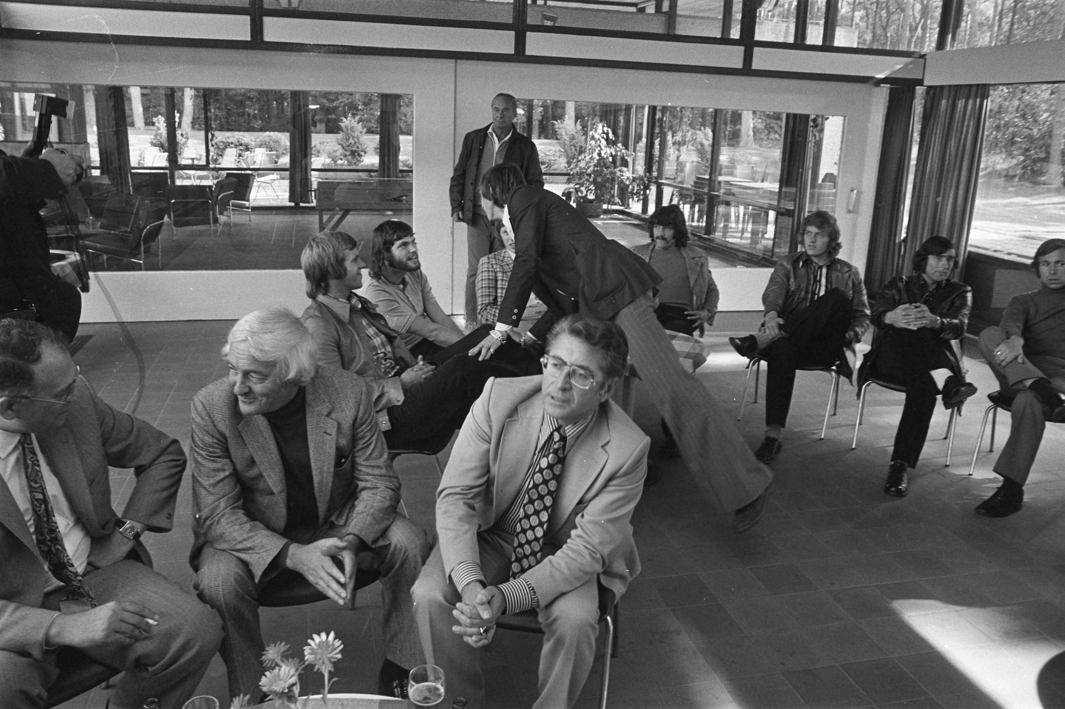 Fotocollectie Anefo — Vergadering Nederlands elftalselectie en KNVB te Zeist over financiele regeling, Karel Jansen en Coster (schoonvader Cruijff) — Foto: Verhoeff, Bert / Anefo. Licentie: Set B: Rechtenvrij / Publiek Domein. Bron: Nationaal Archief. http://hdl.handle.net/10648/abf65492-d0b4-102d-bcf8-003048976d84
