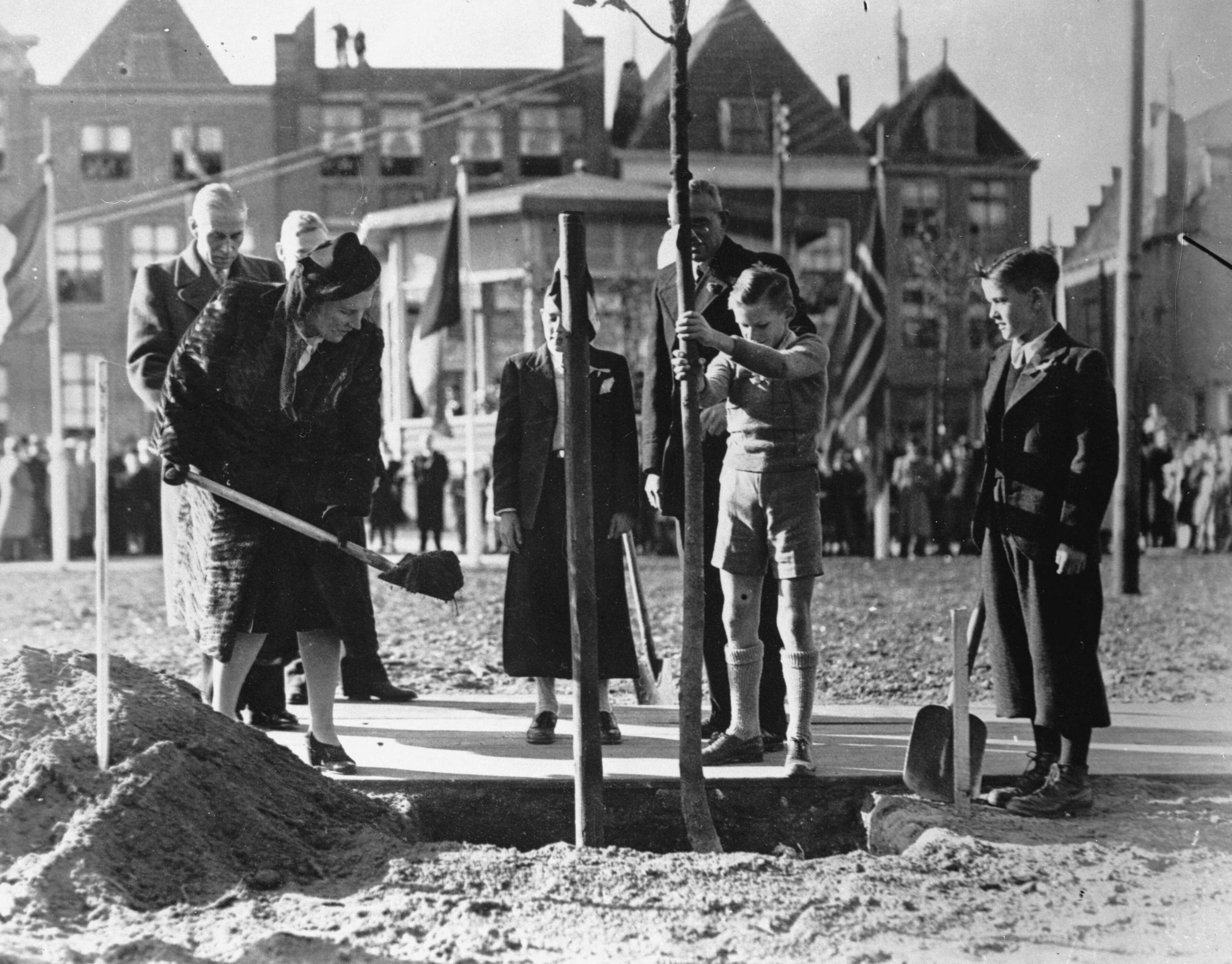 Fotocollectie RVD / Koninklijk Huis — Prinses Juliana bij boomplantdag te Vlissingen, 1947 — Foto: Rousel (repro) / RVD. Licentie: Set B: Rechtenvrij / Publiek Domein. Bron: Nationaal Archief. http://hdl.handle.net/10648/afb5c11c-d0b4-102d-bcf8-003048976d84