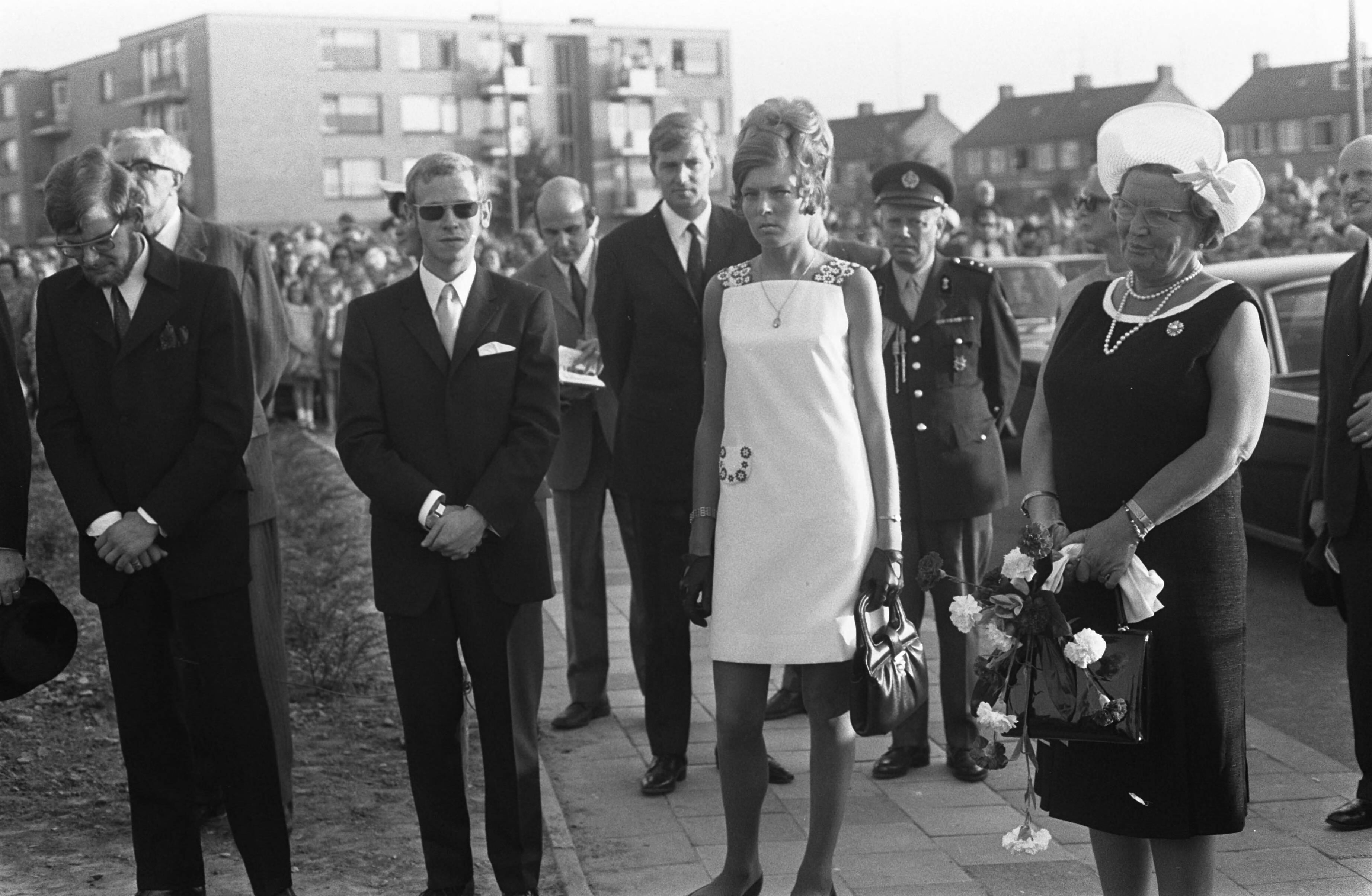 Fotocollectie Anefo — H. M. Kon. Juliana bezoekt Z. Limburg t.g.v. 25-j. herdenking van de bevrijding: bezoek Maastricht — Foto: Mieremet, Rob / Anefo. Licentie: Set B: Rechtenvrij / Publiek Domein. Bron: Nationaal Archief. http://hdl.handle.net/10648/ab798d04-d0b4-102d-bcf8-003048976d84