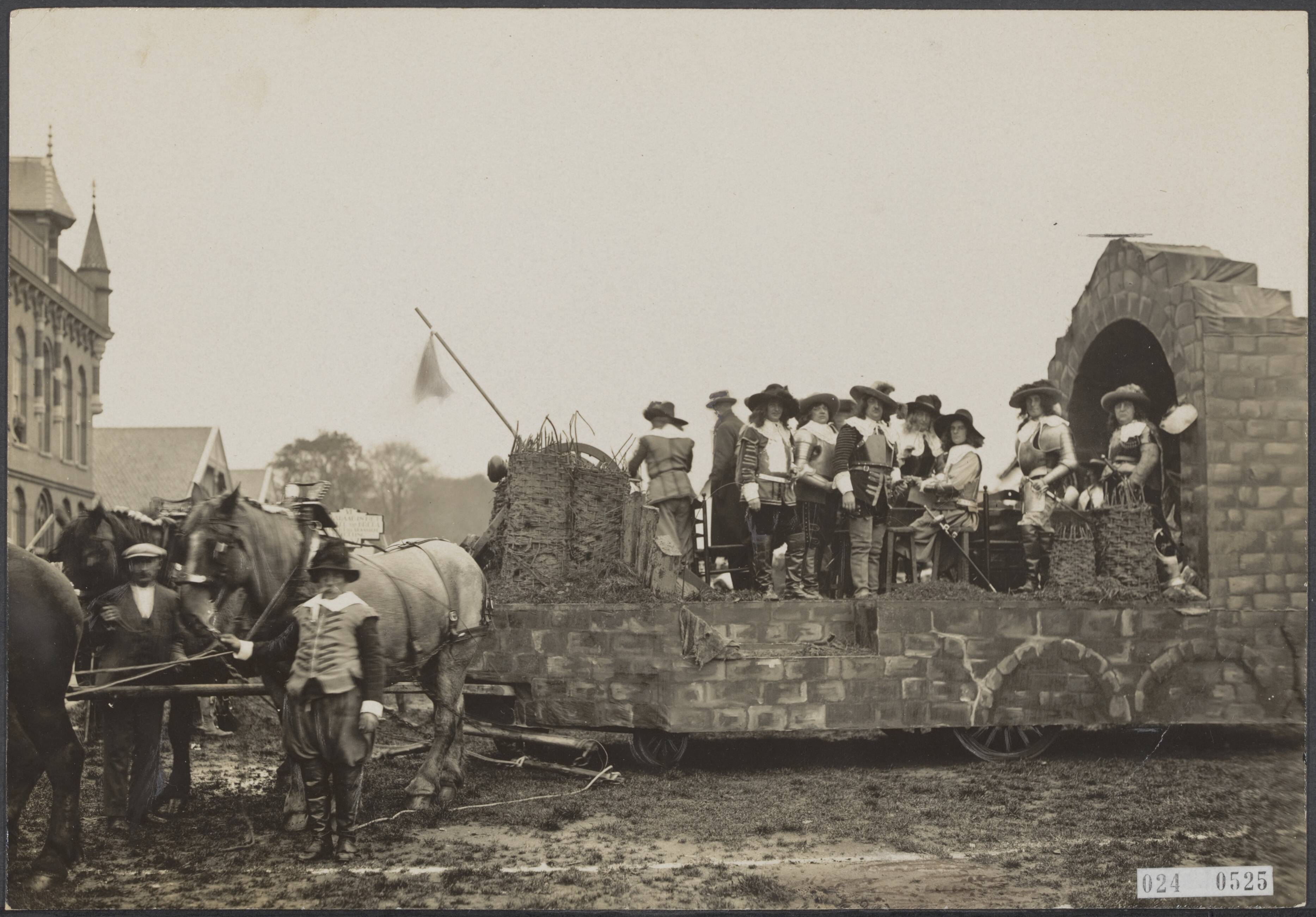 Fotocollectie Elsevier Binnenland — Historische optocht te Breda ter gelegenheid van het eeuwfeest K.M.A., de "Krijgsraad van Breda" — Foto: Onbekend / Publiek Domein of Rechtenvrij. Licentie: Set B: Rechtenvrij / Publiek Domein. Bron: Nationaal Archief. http://hdl.handle.net/10648/add7bcf6-d0b4-102d-bcf8-003048976d84