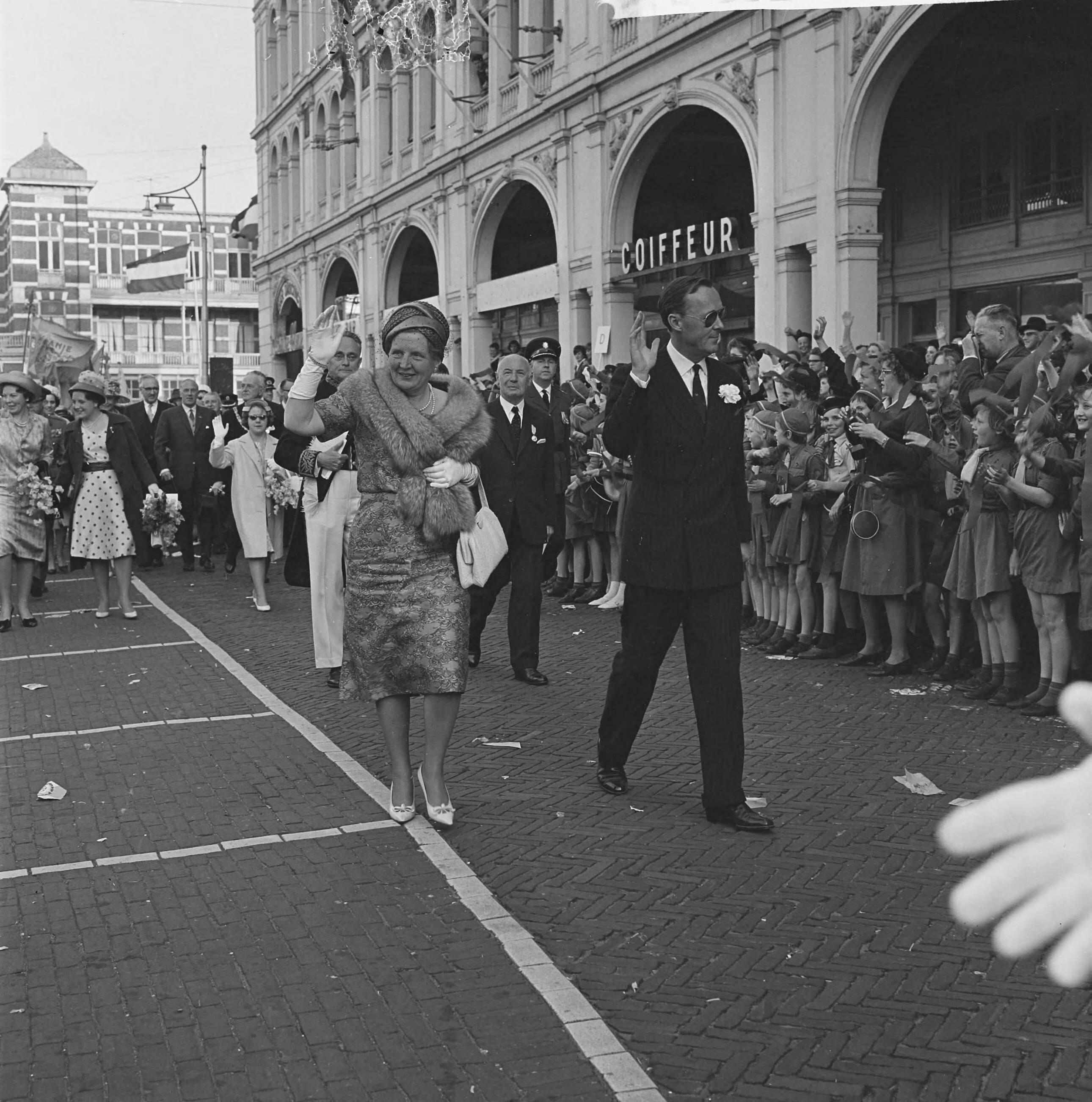 Koninklijk bezoek aan Zuid-Holland (1962) — Koninklijk bezoek aan Den Haag — Foto: Koch, Eric / Anefo. Licentie: Set B: Rechtenvrij / Publiek Domein. Bron: Nationaal Archief. http://hdl.handle.net/10648/aa07d67e-d0b4-102d-bcf8-003048976d84