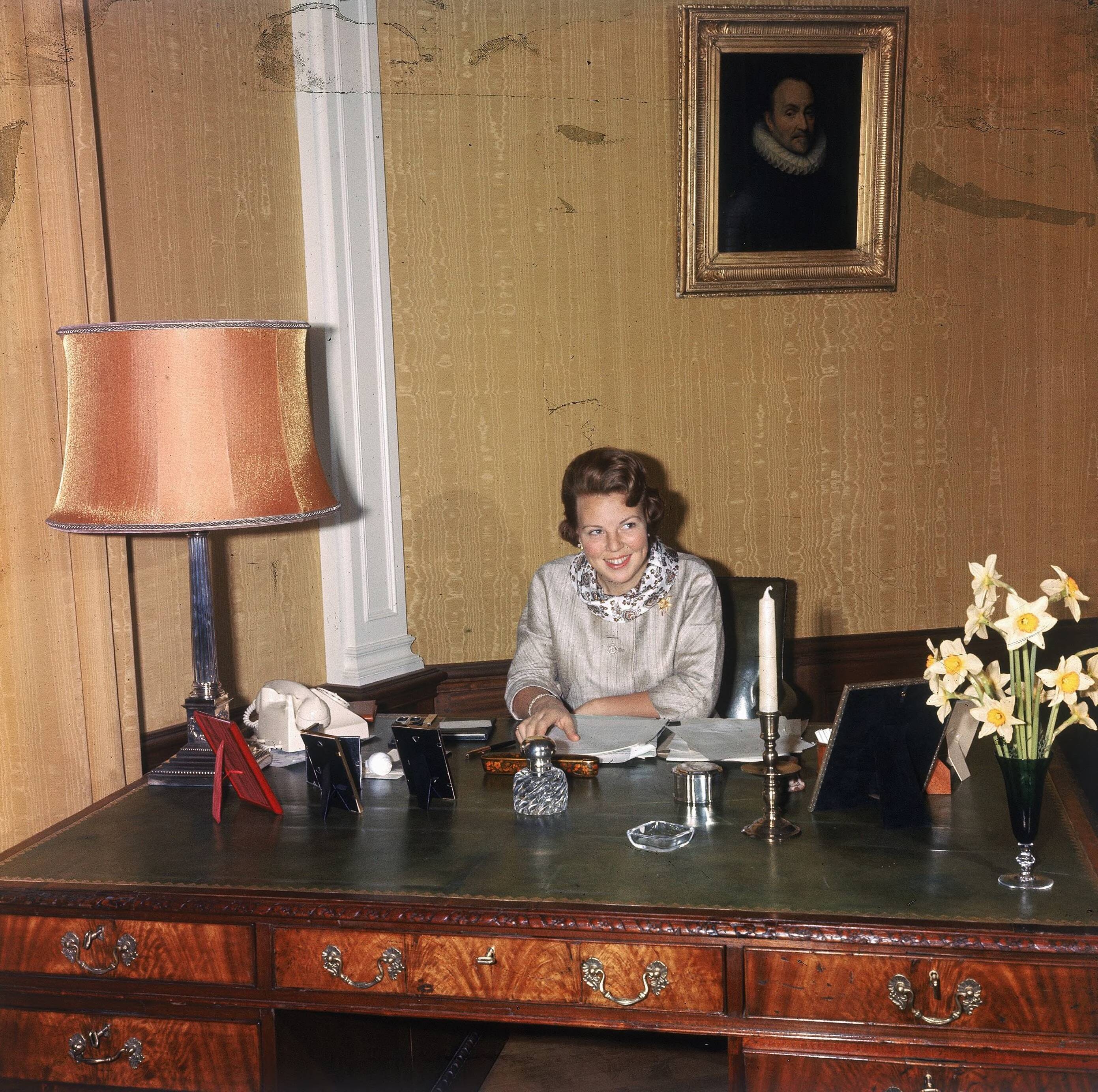 Fotocollectie RVD / Koninklijk Huis — Prinses Beatrix aan haar bureau in Kasteel Drakensteyn — Foto: Reijken, Tiemen van der / RVD. Licentie: Set B: Rechtenvrij / Publiek Domein. Bron: Nationaal Archief. http://hdl.handle.net/10648/afb0d8be-d0b4-102d-bcf8-003048976d84