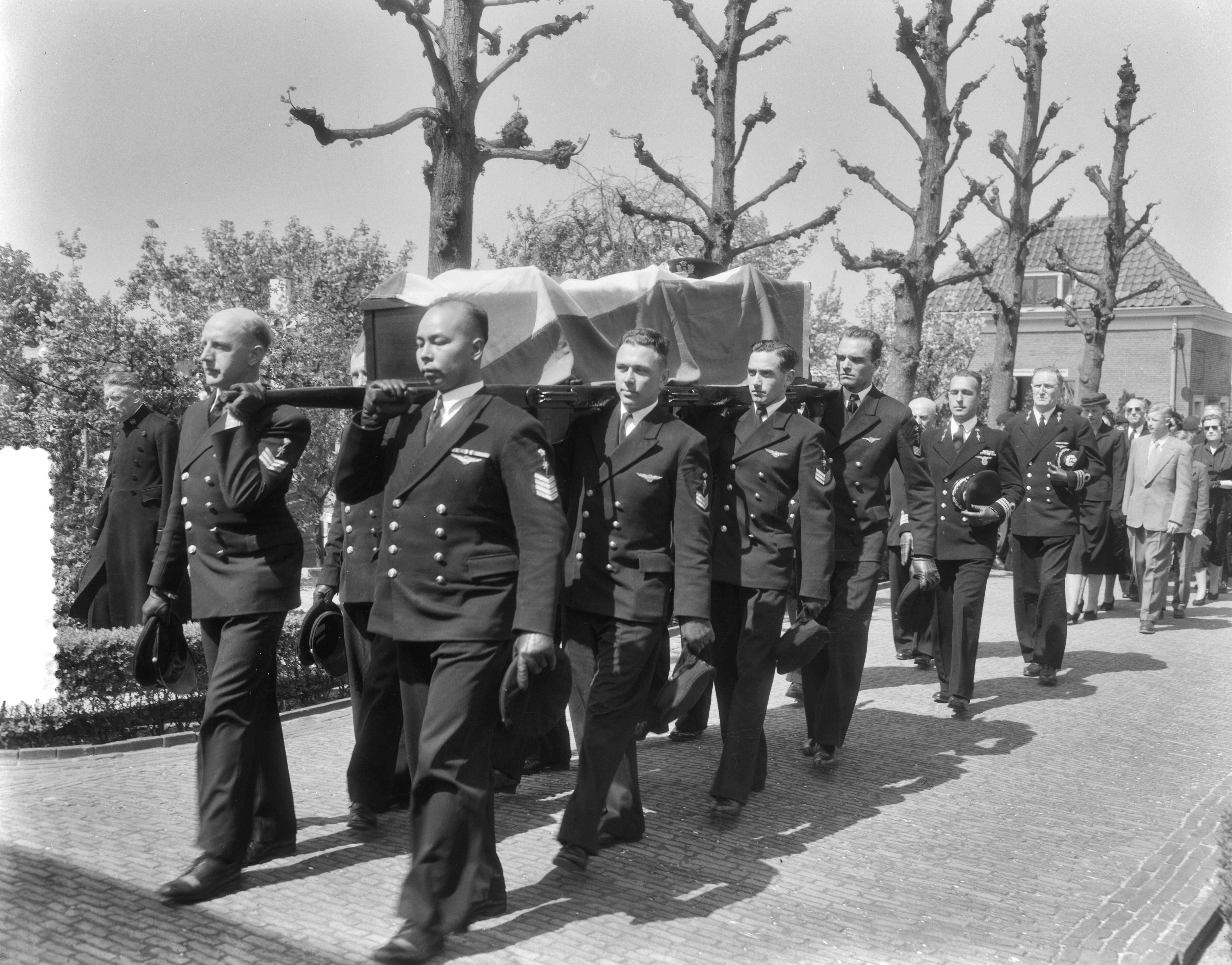 Fotocollectie Anefo — Marinebegrafenis te Den Haag — Foto: Duinen, G.W. van / Anefo. Licentie: Set B: Rechtenvrij / Publiek Domein. Bron: Nationaal Archief. http://hdl.handle.net/10648/a921cde6-d0b4-102d-bcf8-003048976d84