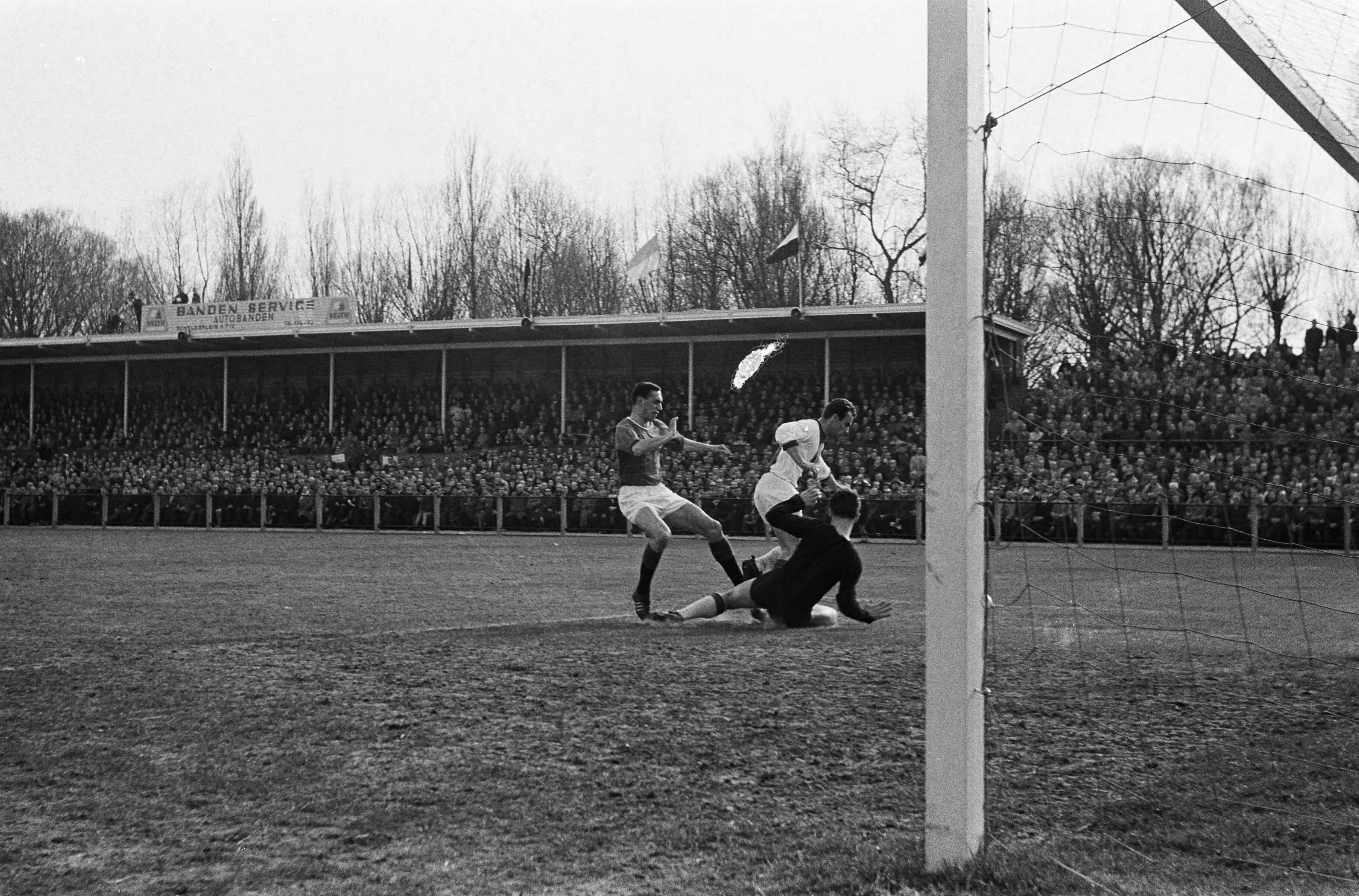 Fotocollectie Anefo — Voetbal. ADO tegen Ajax 2-2. Spelmoment — Foto: Koch, Eric / Anefo. Licentie: Set B: Rechtenvrij / Publiek Domein. Bron: Nationaal Archief. http://hdl.handle.net/10648/aa3240ee-d0b4-102d-bcf8-003048976d84