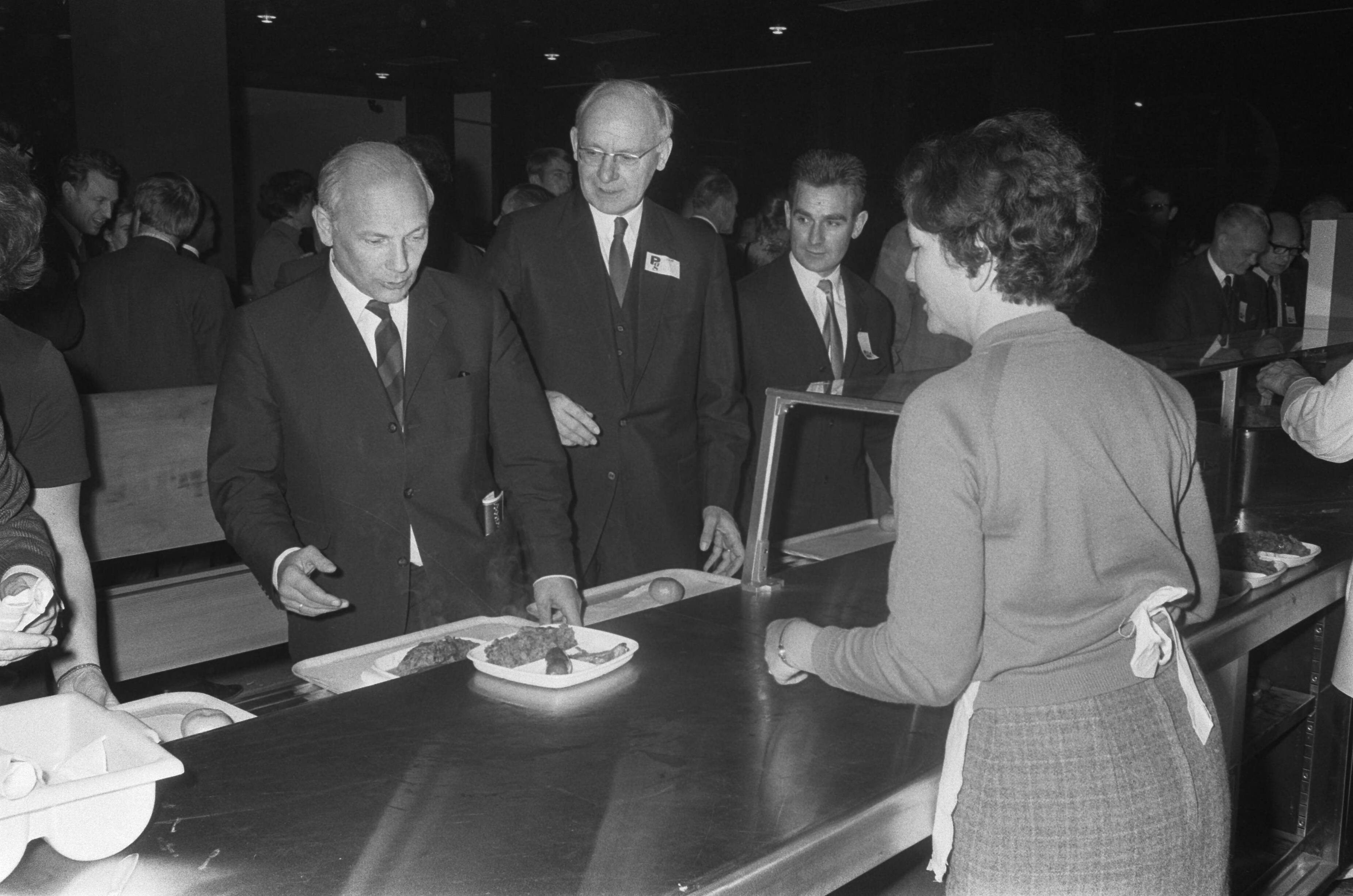 Fotocollectie Anefo — PVDA-congres in Groningen. [Tijdens de lunch Joop den Uyl met achter hem Anne Vondeling] — Foto: Koch, Eric / Anefo. Licentie: Set B: Rechtenvrij / Publiek Domein. Bron: Nationaal Archief. http://hdl.handle.net/10648/ab895dc4-d0b4-102d-bcf8-003048976d84