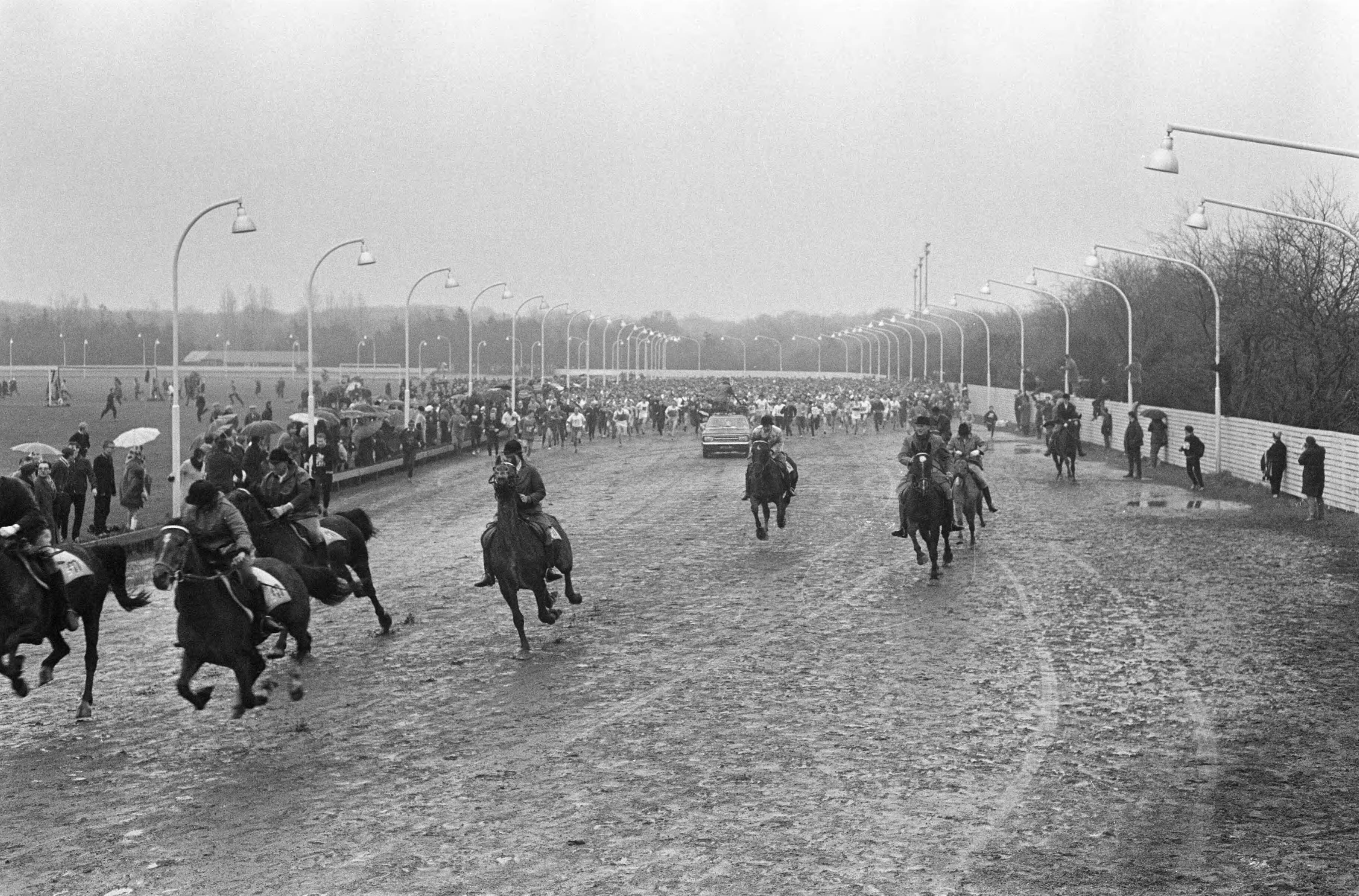 Fotocollectie Anefo — Avro-cross in Hilversum, overzichten — Foto: Koch, Eric / Anefo. Licentie: Set B: Rechtenvrij / Publiek Domein. Bron: Nationaal Archief. http://hdl.handle.net/10648/ab1450e2-d0b4-102d-bcf8-003048976d84