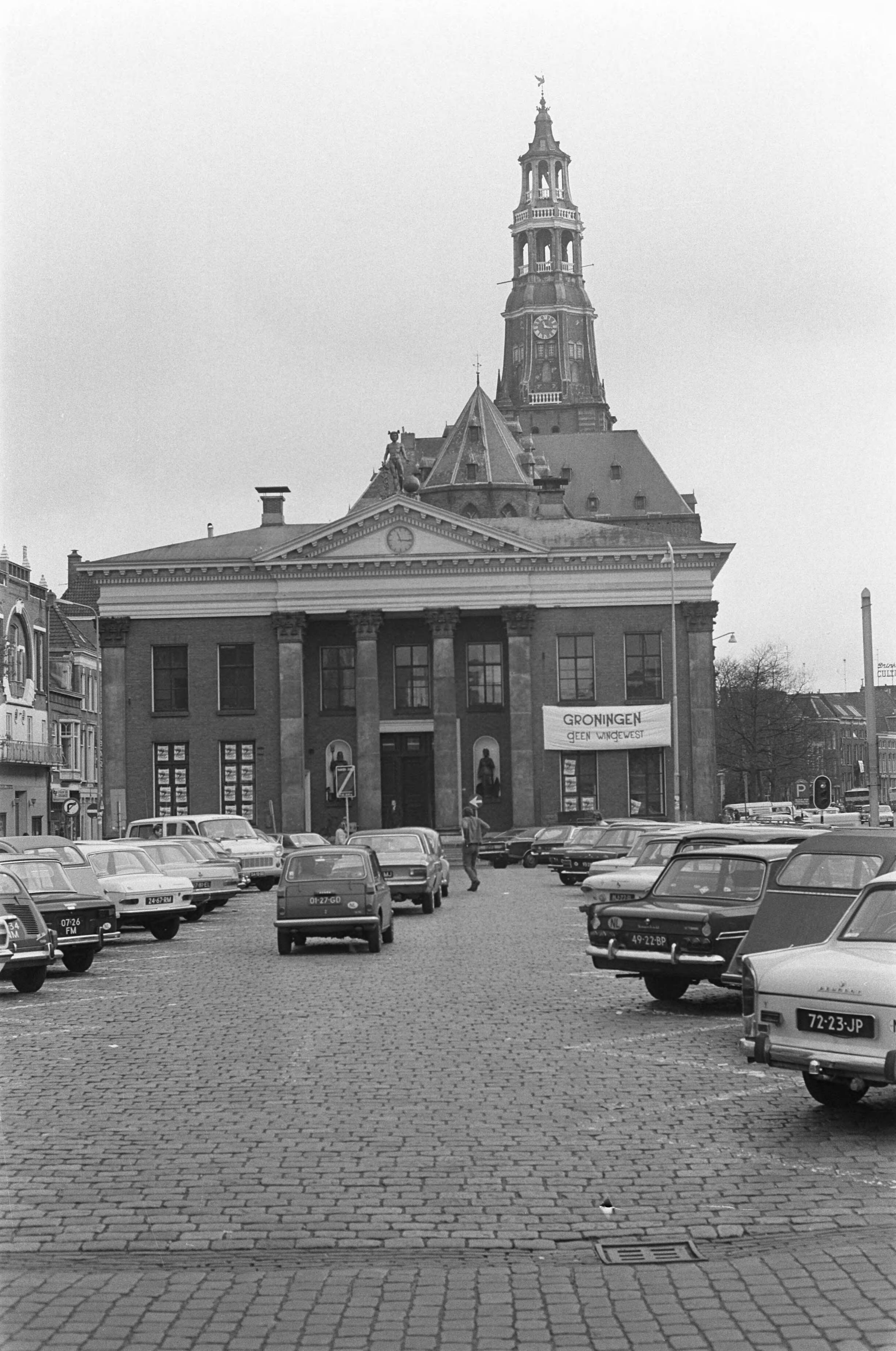 Fotocollectie Anefo — Volkscongres in Korenbeurs te Groningen, exterieur Korenbeurs — Foto: Punt, W. / Anefo. Licentie: Set B: Rechtenvrij / Publiek Domein. Bron: Nationaal Archief. http://hdl.handle.net/10648/abe6cfea-d0b4-102d-bcf8-003048976d84