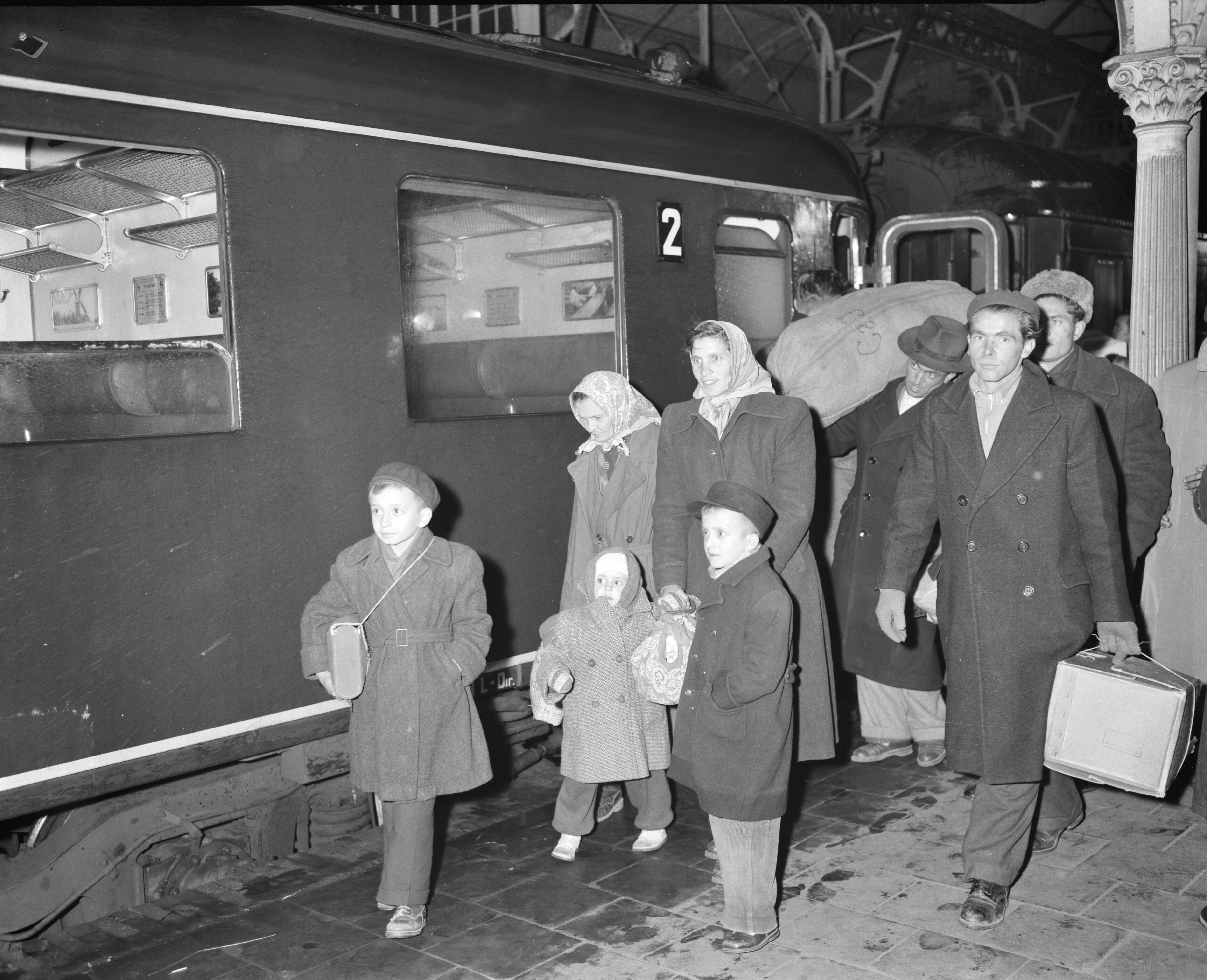 Fotocollectie Anefo — Aankomst Rode Kruistrein met Hongaren te Utrecht — Foto: Behrens, Herbert F. / Anefo. Licentie: Set B: Rechtenvrij / Publiek Domein. Bron: Nationaal Archief. http://hdl.handle.net/10648/a952b276-d0b4-102d-bcf8-003048976d84