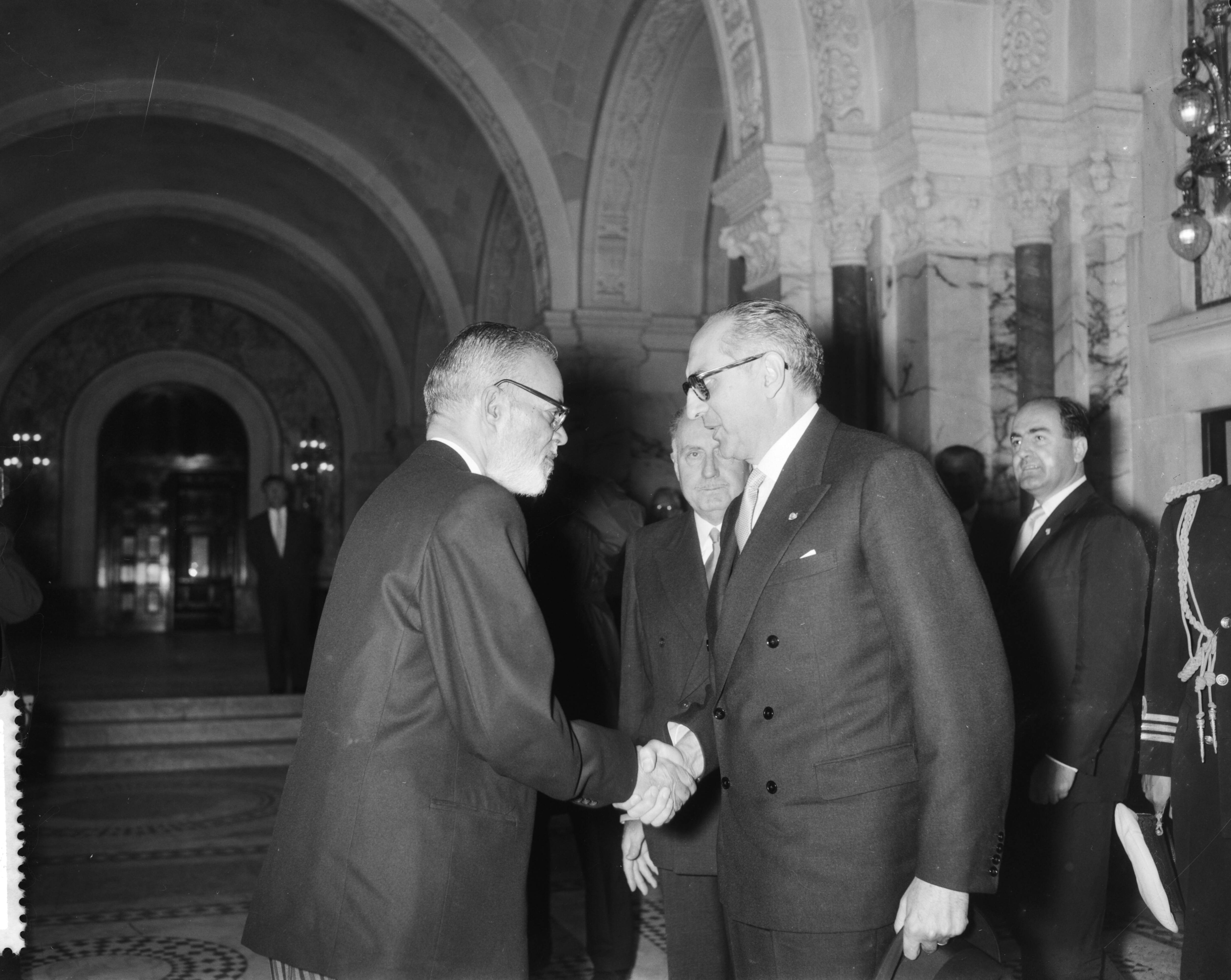 Fotocollectie Anefo — Bezoek van de president van Argentinië, Arturo Frondizi aan het Vredespaleis te Den Haag — Foto: Bilsen, Joop van / Anefo. Licentie: Set B: Rechtenvrij / Publiek Domein. Bron: Nationaal Archief. http://hdl.handle.net/10648/a9b32f5c-d0b4-102d-bcf8-003048976d84