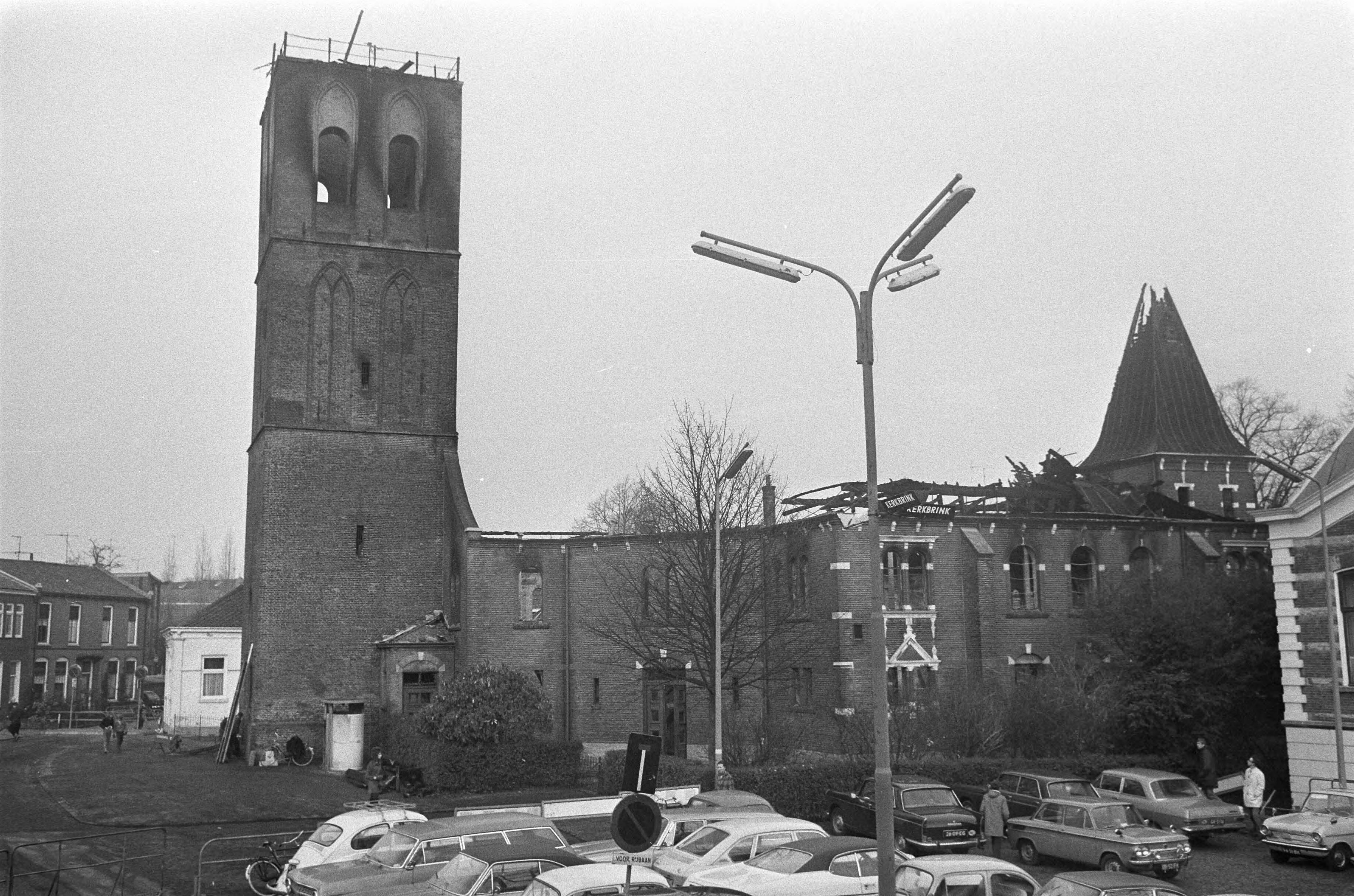 Fotocollectie Anefo — Afgebrande kerk en het oude stadhuis, Hilversum, exterieur — Foto: Punt, W. / Anefo. Licentie: Set B: Rechtenvrij / Publiek Domein. Bron: Nationaal Archief. http://hdl.handle.net/10648/abda53fa-d0b4-102d-bcf8-003048976d84