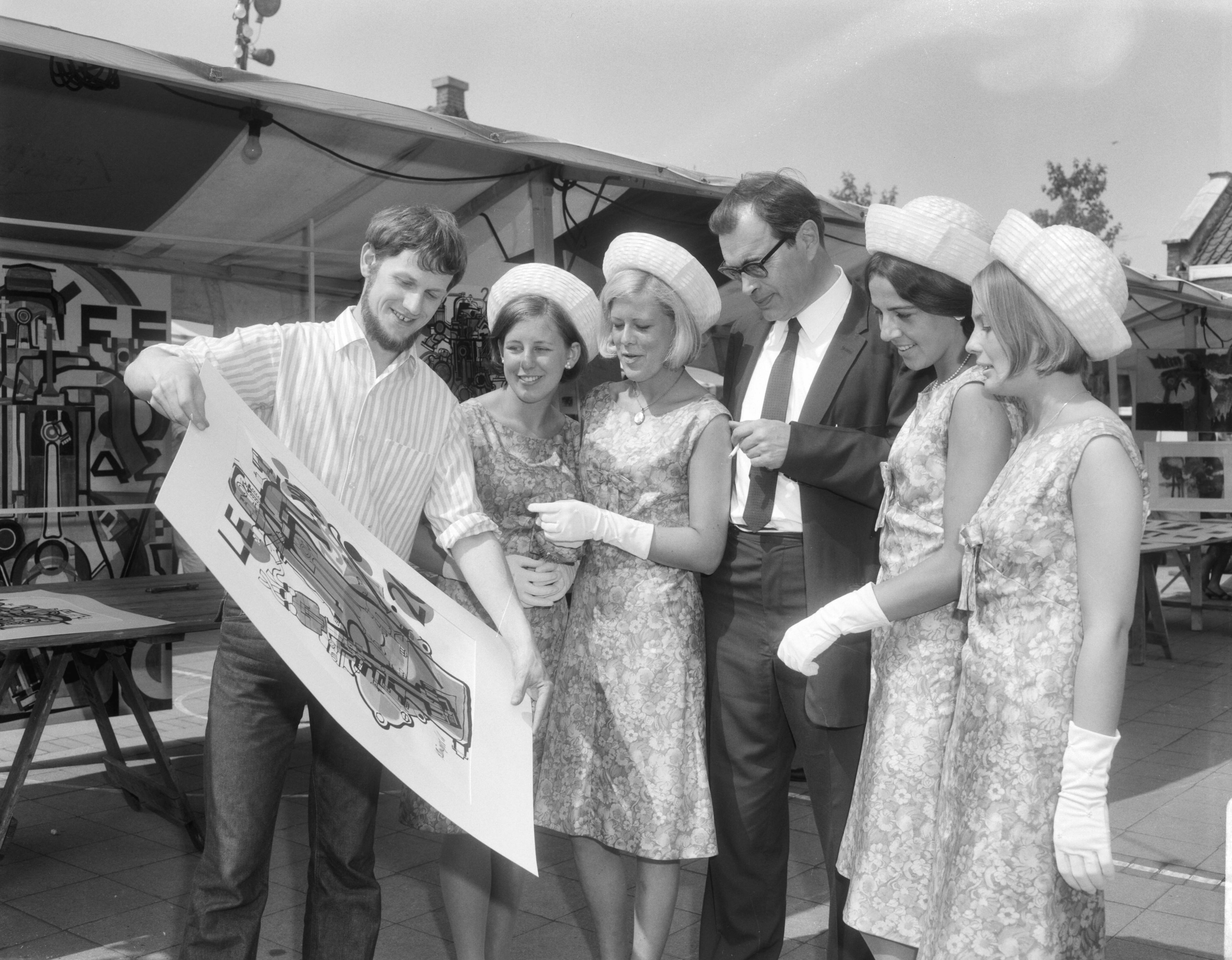 Fotocollectie Anefo — Jaarlijkse kunstmarkt in Haarlem — Foto: Bilsen, Joop van / Anefo. Licentie: Set B: Rechtenvrij / Publiek Domein. Bron: Nationaal Archief. http://hdl.handle.net/10648/aaee21b0-d0b4-102d-bcf8-003048976d84