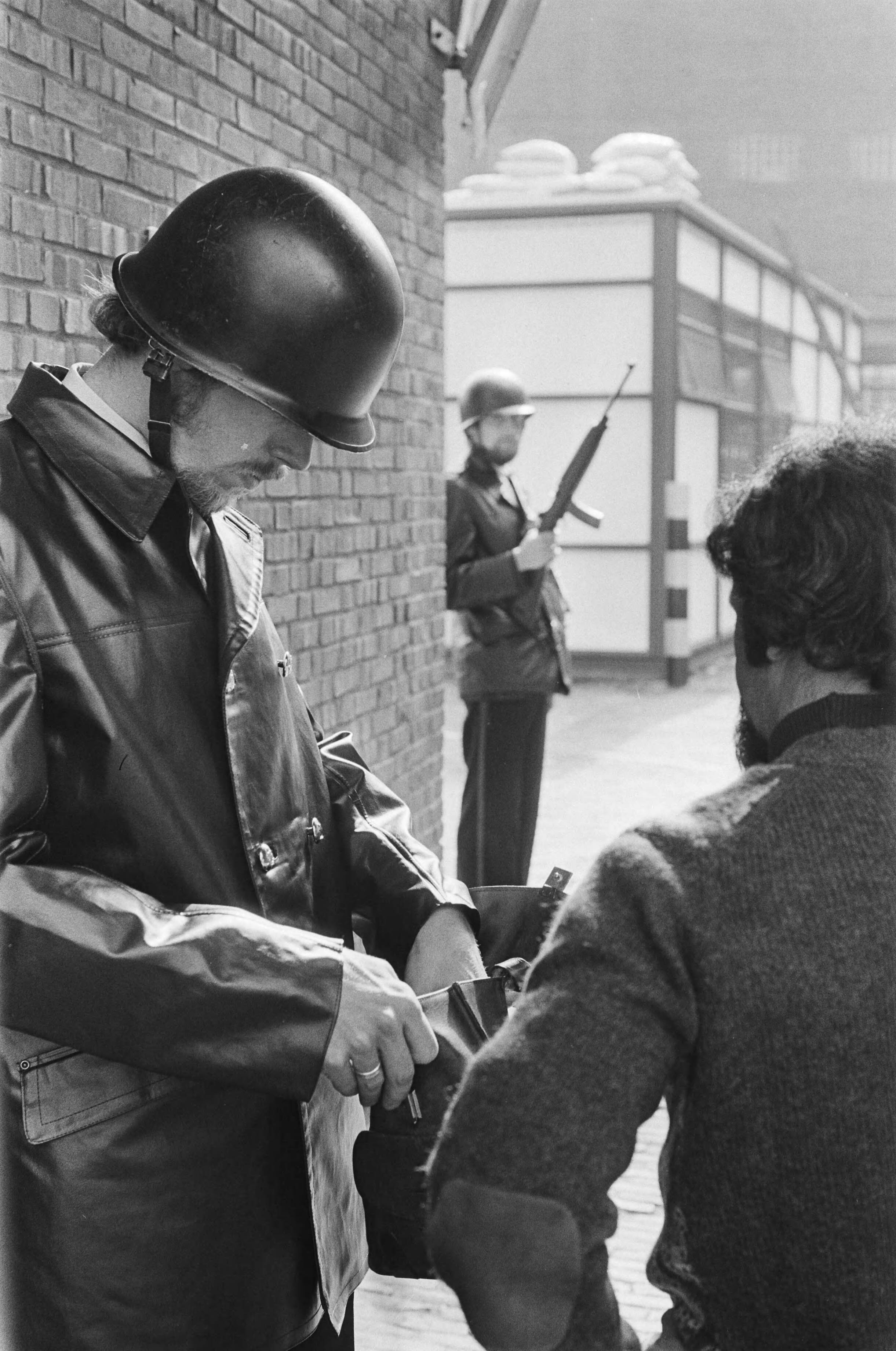 Fotocollectie Anefo — Jacht op Duitse terroristen; Utrechts politiebureau bewaakt bezoekers worden gecontroleerd op wapens — Foto: Suyk, Koen / Anefo. Licentie: Set B: Rechtenvrij / Publiek Domein. Bron: Nationaal Archief. http://hdl.handle.net/10648/aca36ff6-d0b4-102d-bcf8-003048976d84