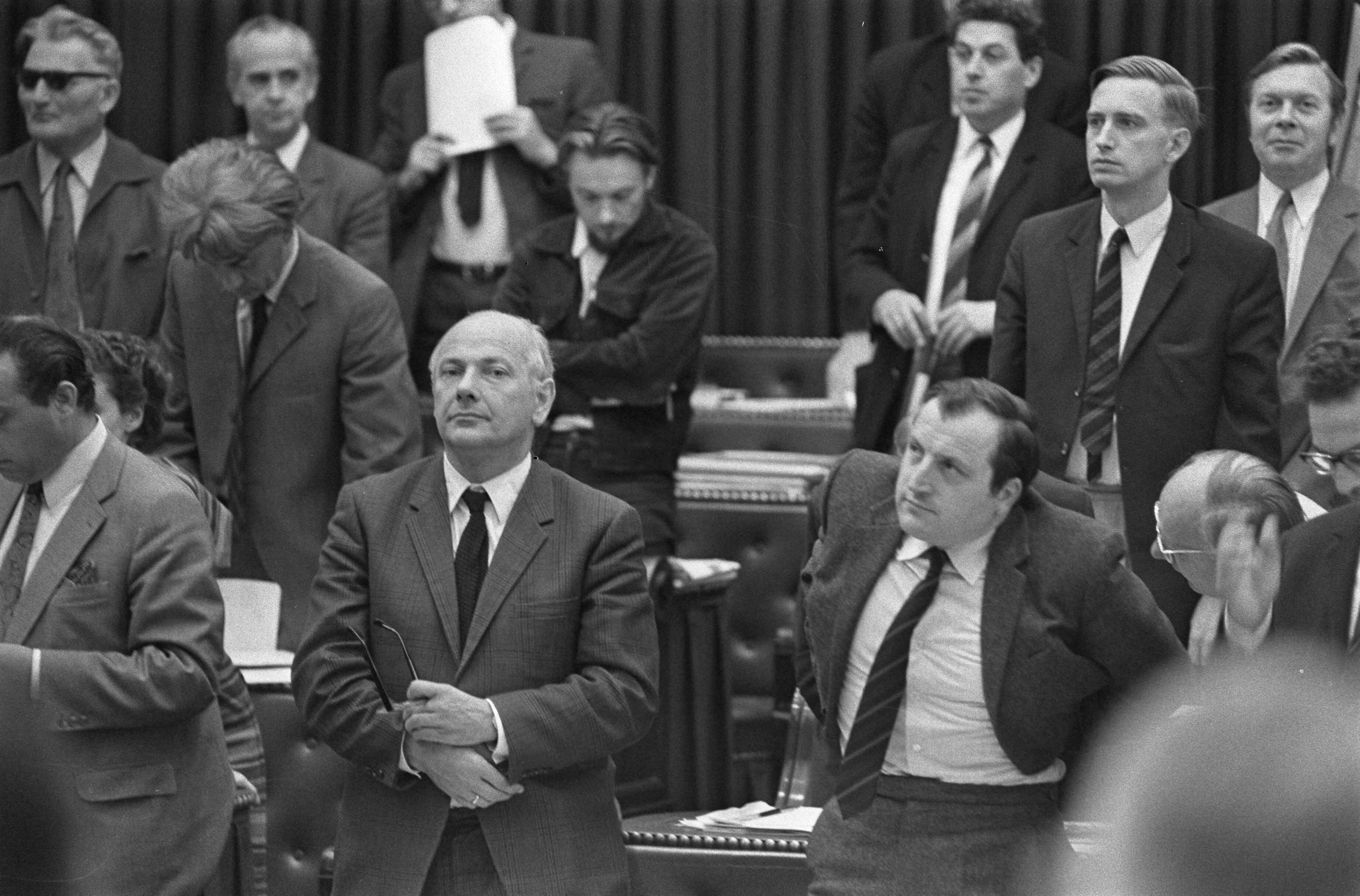 Fotocollectie Anefo — Tweede Kamer : Wet Veringa aangenomen; Den Haag — Foto: Evers, Joost / Anefo. Licentie: Set B: Rechtenvrij / Publiek Domein. Bron: Nationaal Archief. http://hdl.handle.net/10648/aba4968e-d0b4-102d-bcf8-003048976d84