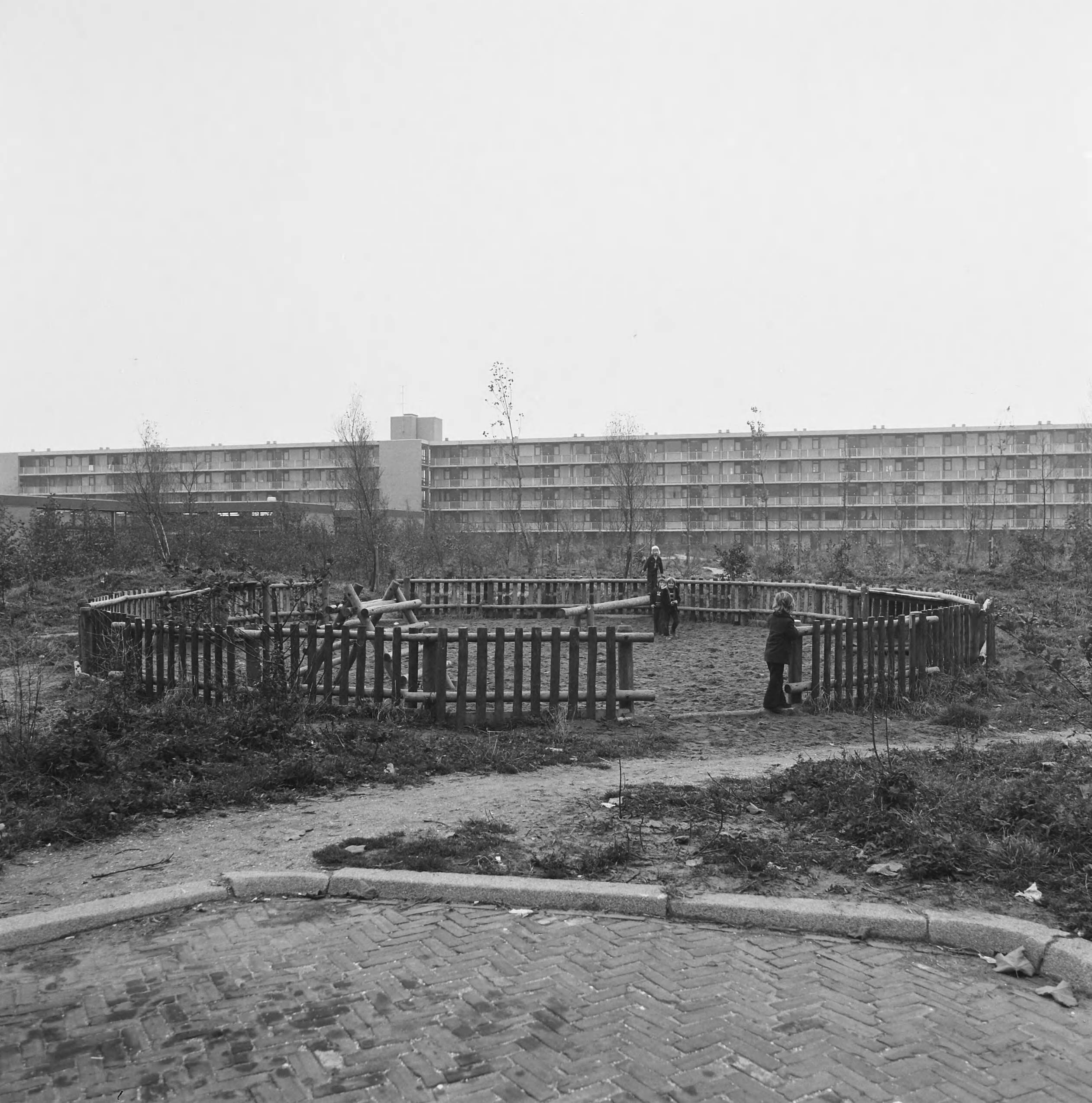 Fotocollectie Nederlandse Heidemaatschappij — Zoetermeer. Speelwerktuigen rond flats — Foto: Fotograaf Onbekend / Heidemij. Licentie: Set B: Rechtenvrij / Publiek Domein. Bron: Nationaal Archief. http://hdl.handle.net/10648/ae835da4-d0b4-102d-bcf8-003048976d84