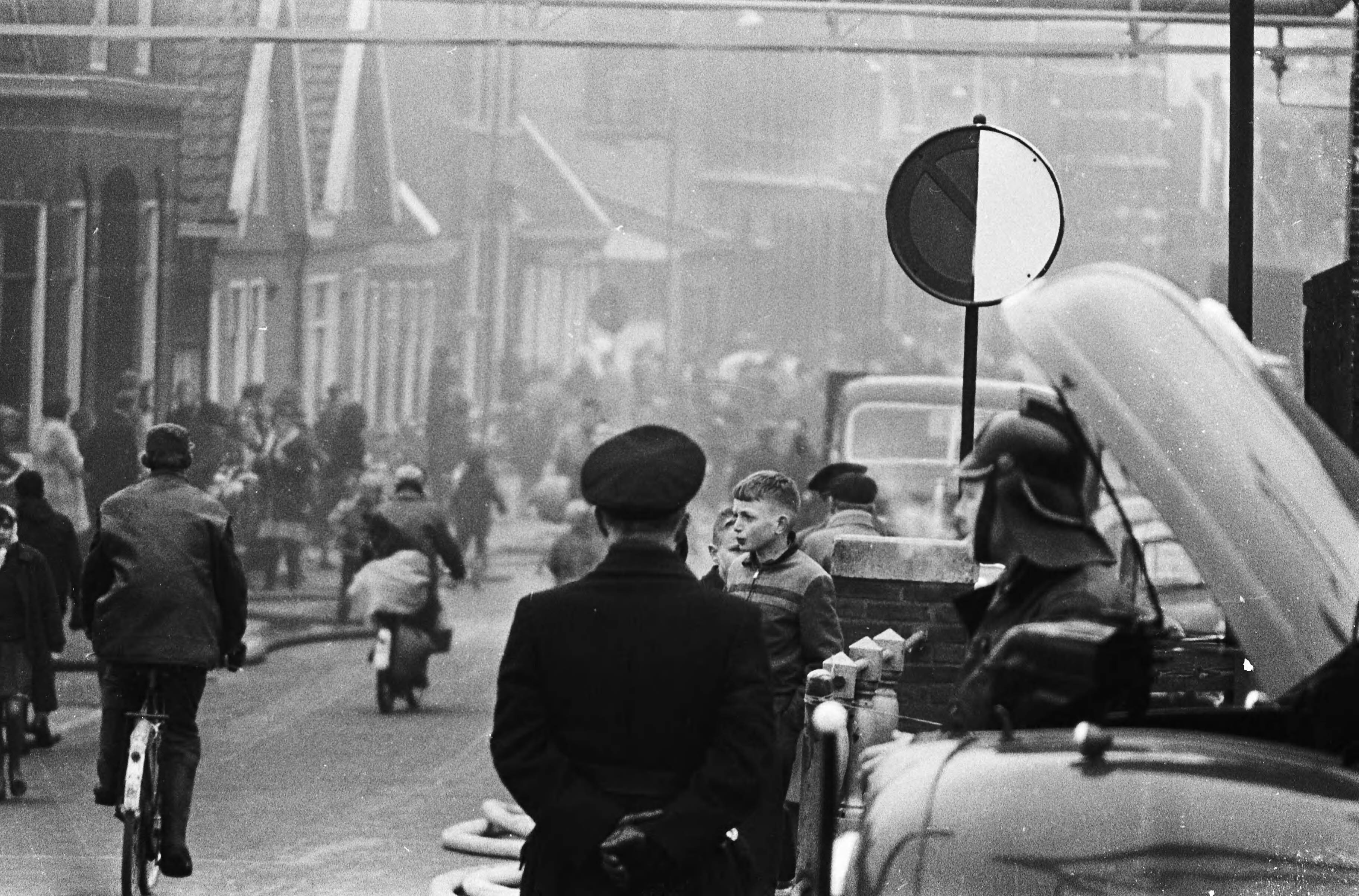 Fotocollectie Anefo — Brand in fabriek van linoleum in Krommenie . — Foto: Gelderen, Hugo van / Anefo. Licentie: Set B: Rechtenvrij / Publiek Domein. Bron: Nationaal Archief. http://hdl.handle.net/10648/aa2eeb74-d0b4-102d-bcf8-003048976d84