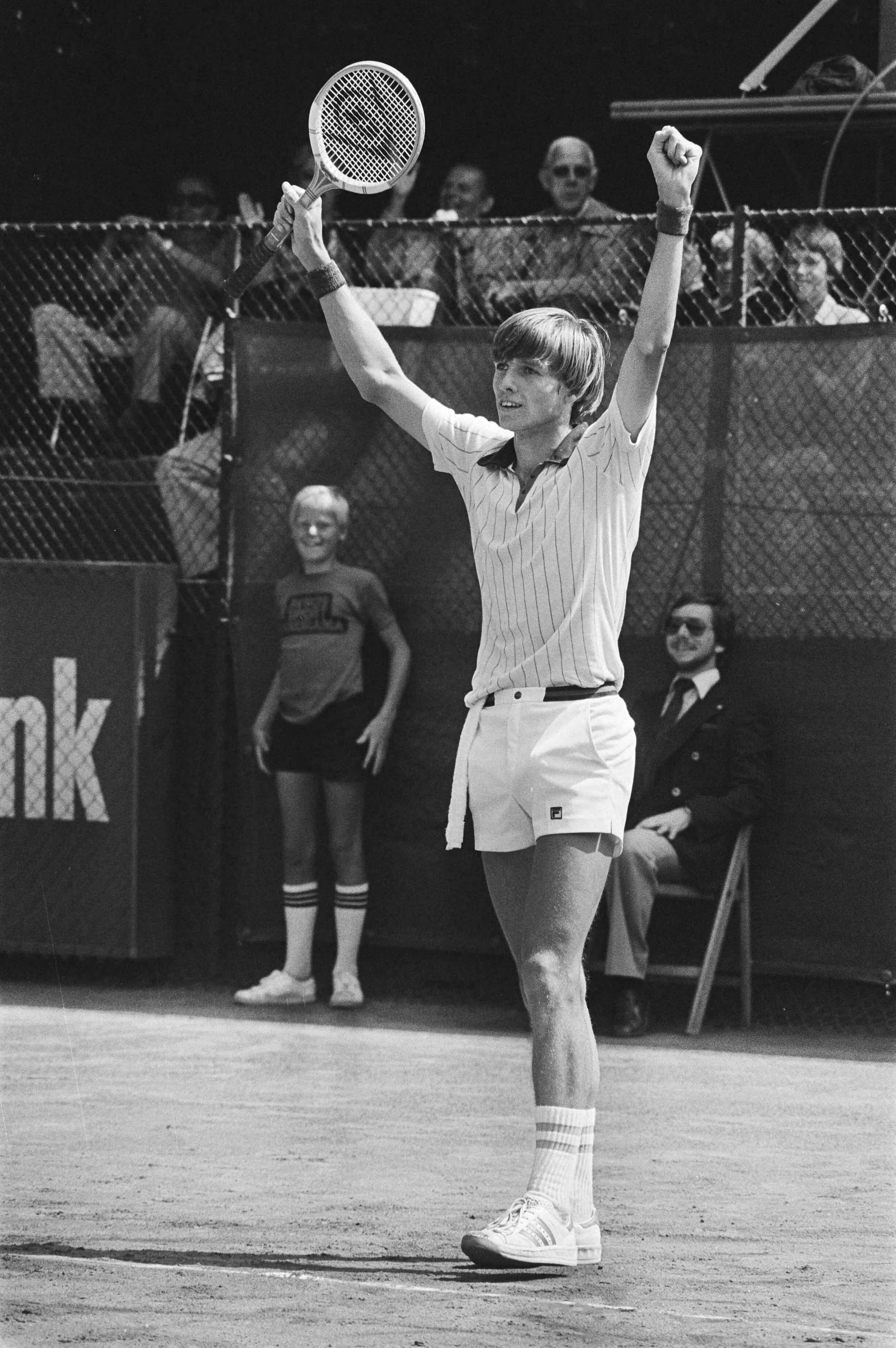 Fotocollectie Anefo — Internationale tennistoernooi Melkhuisje in Hilversum; Loek Sanders juicht na zijn overwinning — Foto: Verhoeff, Bert / Anefo. Licentie: Set B: Rechtenvrij / Publiek Domein. Bron: Nationaal Archief. http://hdl.handle.net/10648/ac9f59f2-d0b4-102d-bcf8-003048976d84
