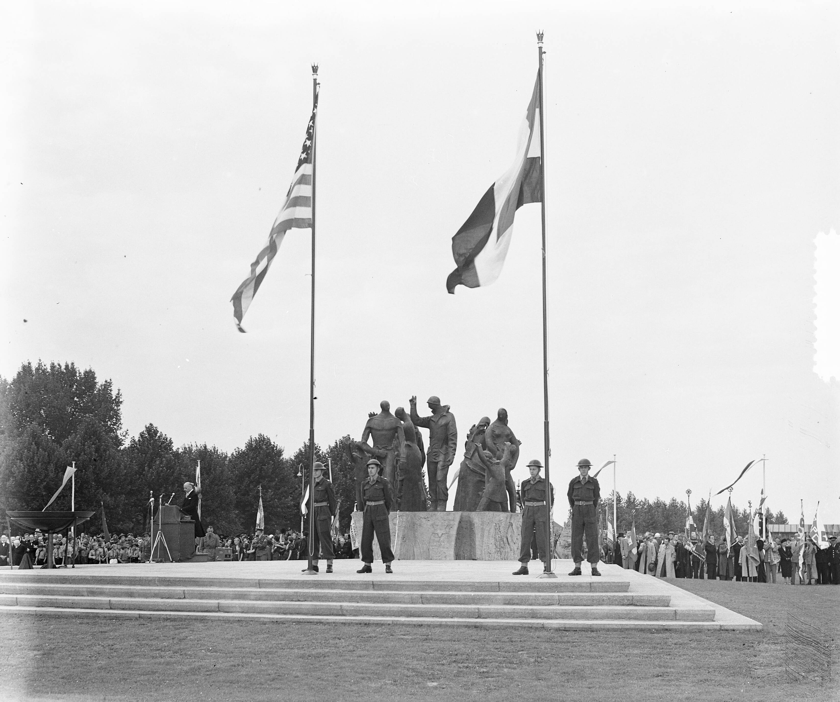 Fotocollectie Anefo — Onthulling van het oorlogsmonument aan het Koningsplein in Maastricht. De beeldengroep is van de kunstenaar Charles Eyck — Foto: Pot, Harry / Anefo. Licentie: Set B: Rechtenvrij / Publiek Domein. Bron: Nationaal Archief. http://hdl.handle.net/10648/a8ff8f7e-d0b4-102d-bcf8-003048976d84