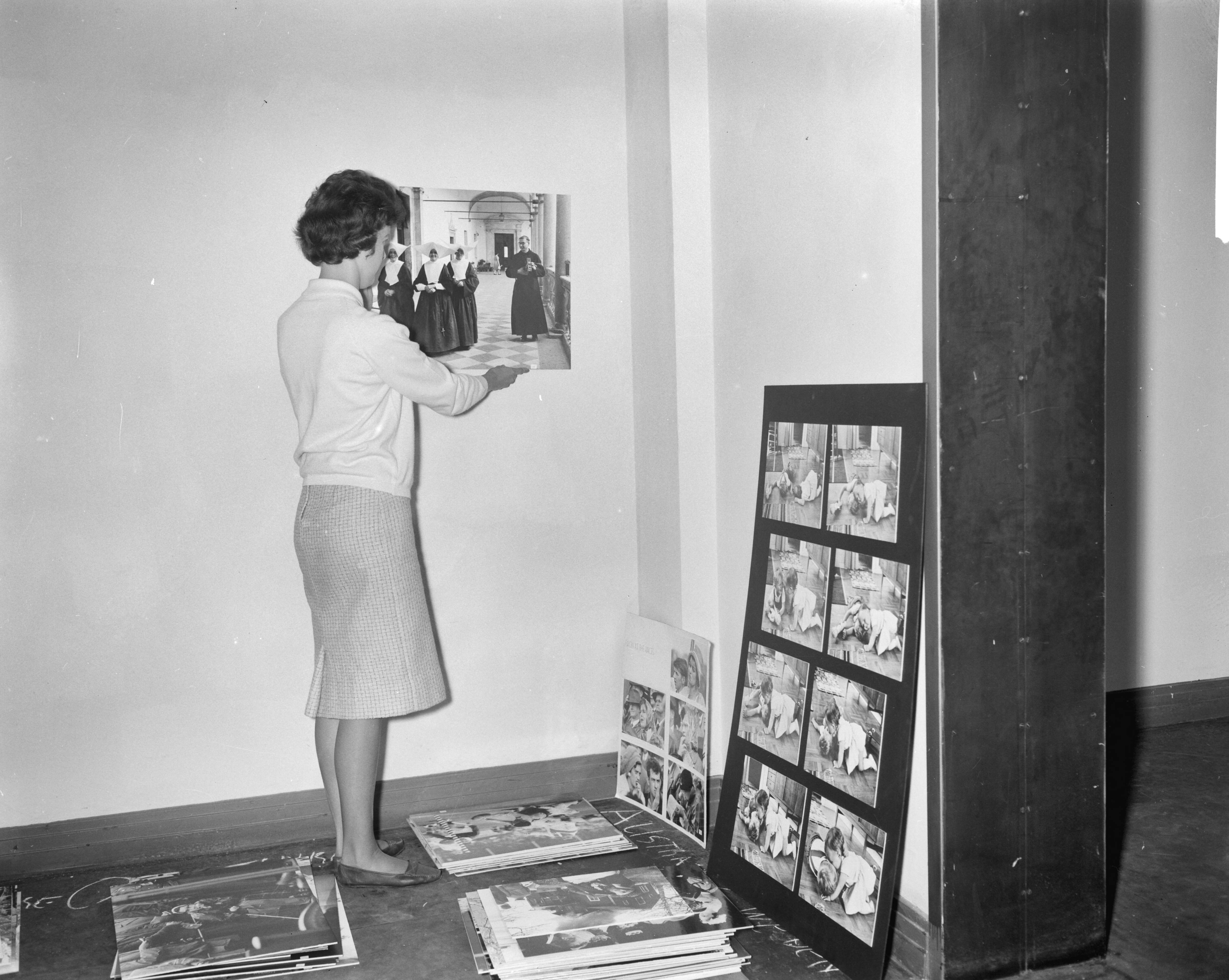 Fotocollectie Anefo — Inrichten tentoonstelling "World Press Photo" in het Gemeentemuseum Den Haag — Foto: Bilsen, Joop van / Anefo. Licentie: Set B: Rechtenvrij / Publiek Domein. Bron: Nationaal Archief. http://hdl.handle.net/10648/a9e39ffc-d0b4-102d-bcf8-003048976d84