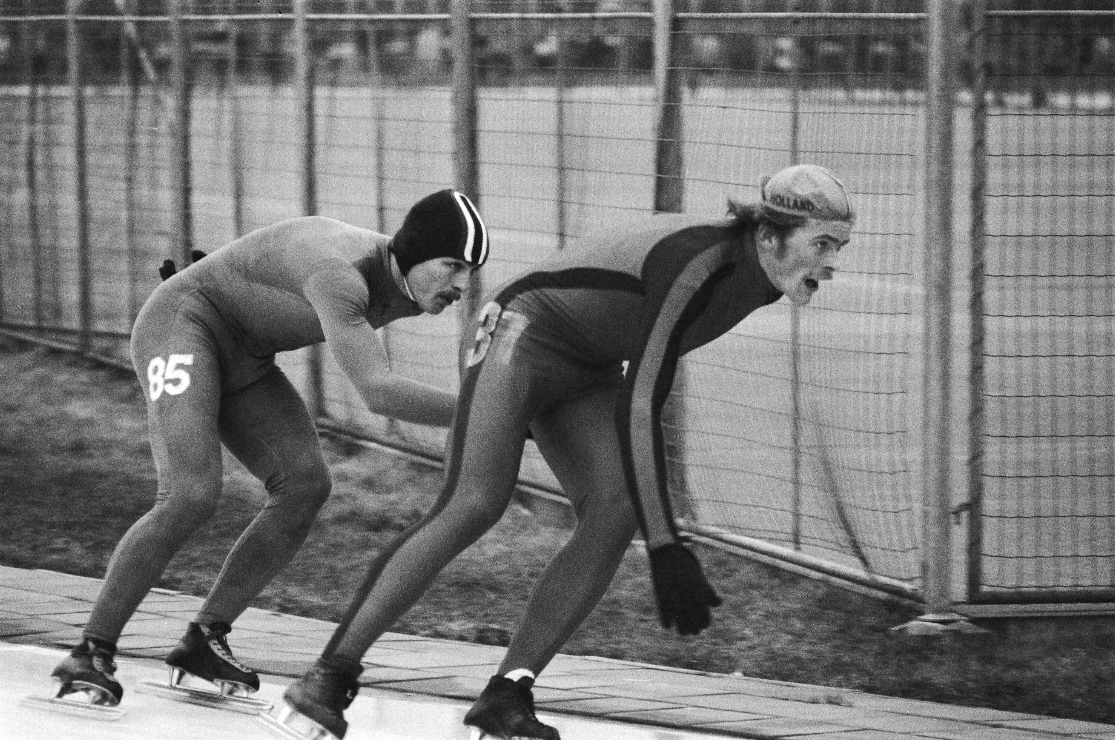 Fotocollectie Anefo — Kampioenswedstrijden marathon schaatsen op Uithof in Den Haag. Jan Kooiman voorop, achter Henry Ruitenberg — Foto: Dijk, Hans van / Anefo. Licentie: Set B: Rechtenvrij / Publiek Domein. Bron: Nationaal Archief. http://hdl.handle.net/10648/ad0ffaa4-d0b4-102d-bcf8-003048976d84