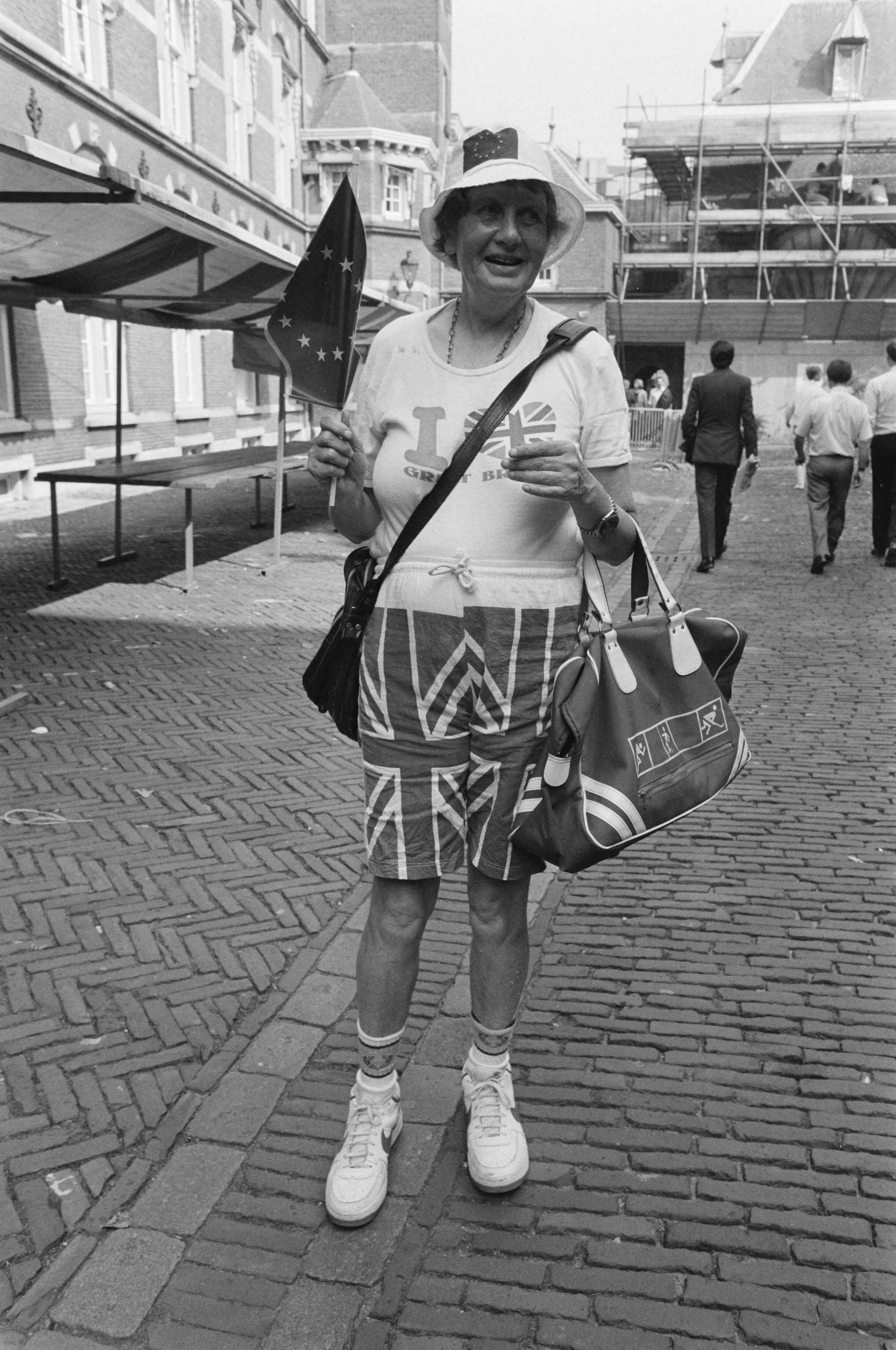 Fotocollectie Anefo — European Festivities in Den Haag; vrouw in "Europese kleding" — Foto: Croes, Rob C. / Anefo. Licentie: Set B: Rechtenvrij / Publiek Domein. Bron: Nationaal Archief. http://hdl.handle.net/10648/ad7466c4-d0b4-102d-bcf8-003048976d84