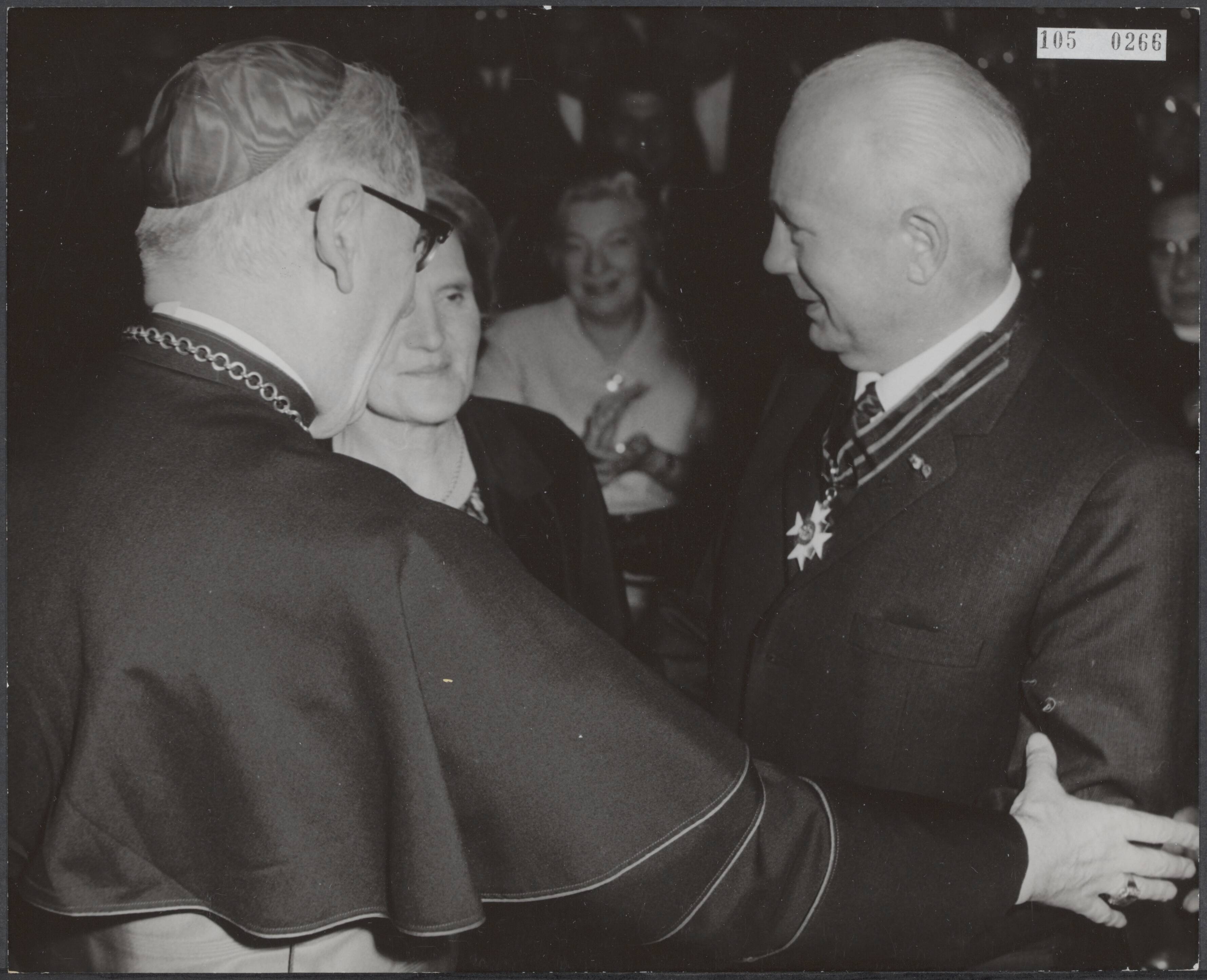 Fotocollectie Elsevier Binnenland — De voormalige voorzitter van het K.V.B. [K.A.B.], J.A. Middelhuis, afscheid genomen tijdens een receptie in de Utrechtse Stadsschouwburg. Kardinaal Alfrink deelde hem de versierselen uit die behoren bij het commandeurschap in de Orde van Sint Silvestre, aan Middelhuis verleend door paus Johannes XXIII, in het midden mevrouw Middelhuis — Foto: Gelderen, Hugo van / Anefo. Licentie: Set B: Rechtenvrij / Publiek Domein. Bron: Nationaal Archief. http://hdl.handle.net/10648/ae2ee3dc-d0b4-102d-bcf8-003048976d84