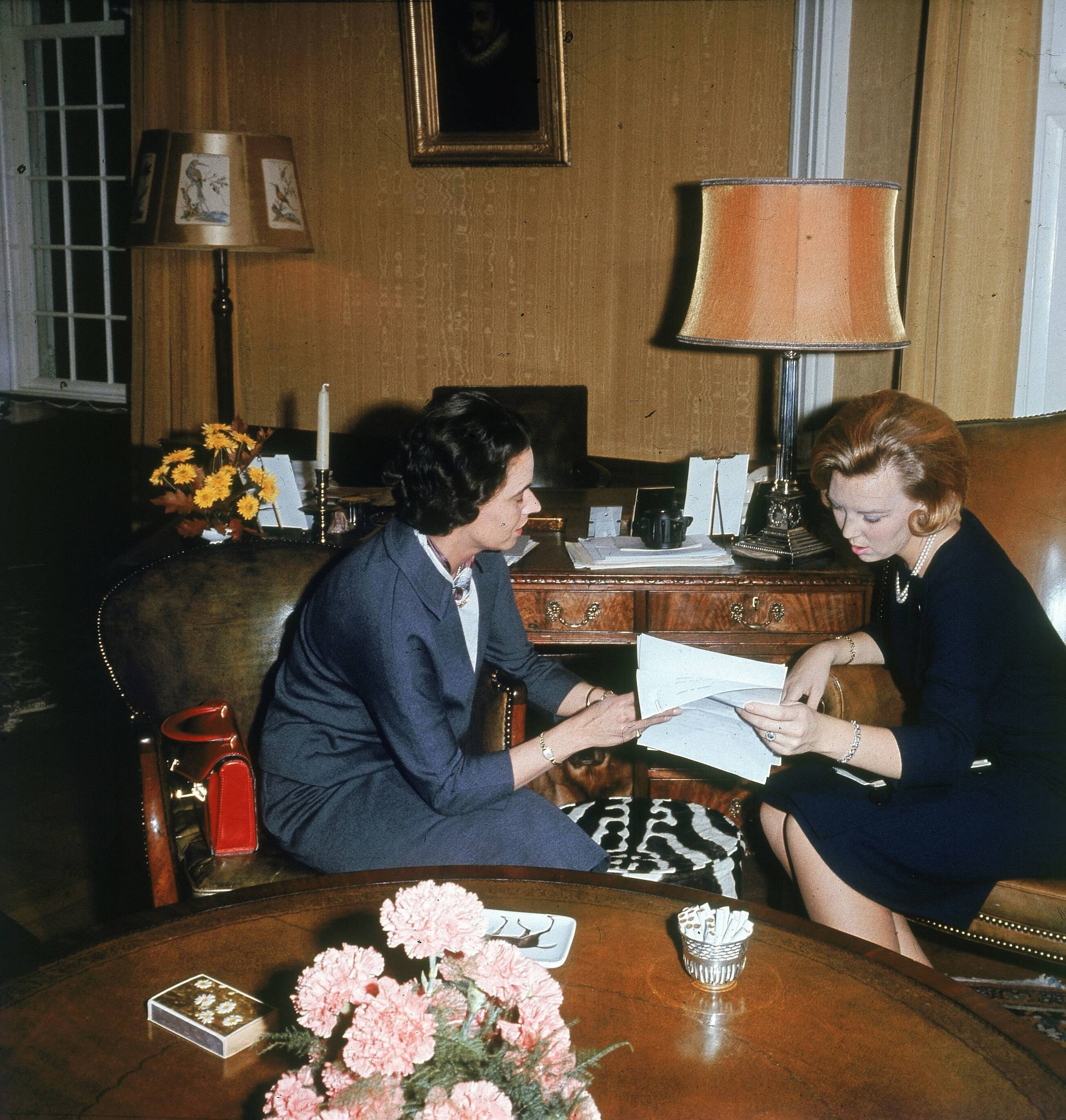 Fotocollectie RVD / Koninklijk Huis — Prinses Beatrix met haar Particulier Secretaris mw. M. Wijnen in Kasteel Drakensteyn — Foto: Reijken, Tiemen van der / RVD. Licentie: Set B: Rechtenvrij / Publiek Domein. Bron: Nationaal Archief. http://hdl.handle.net/10648/afb0edb8-d0b4-102d-bcf8-003048976d84