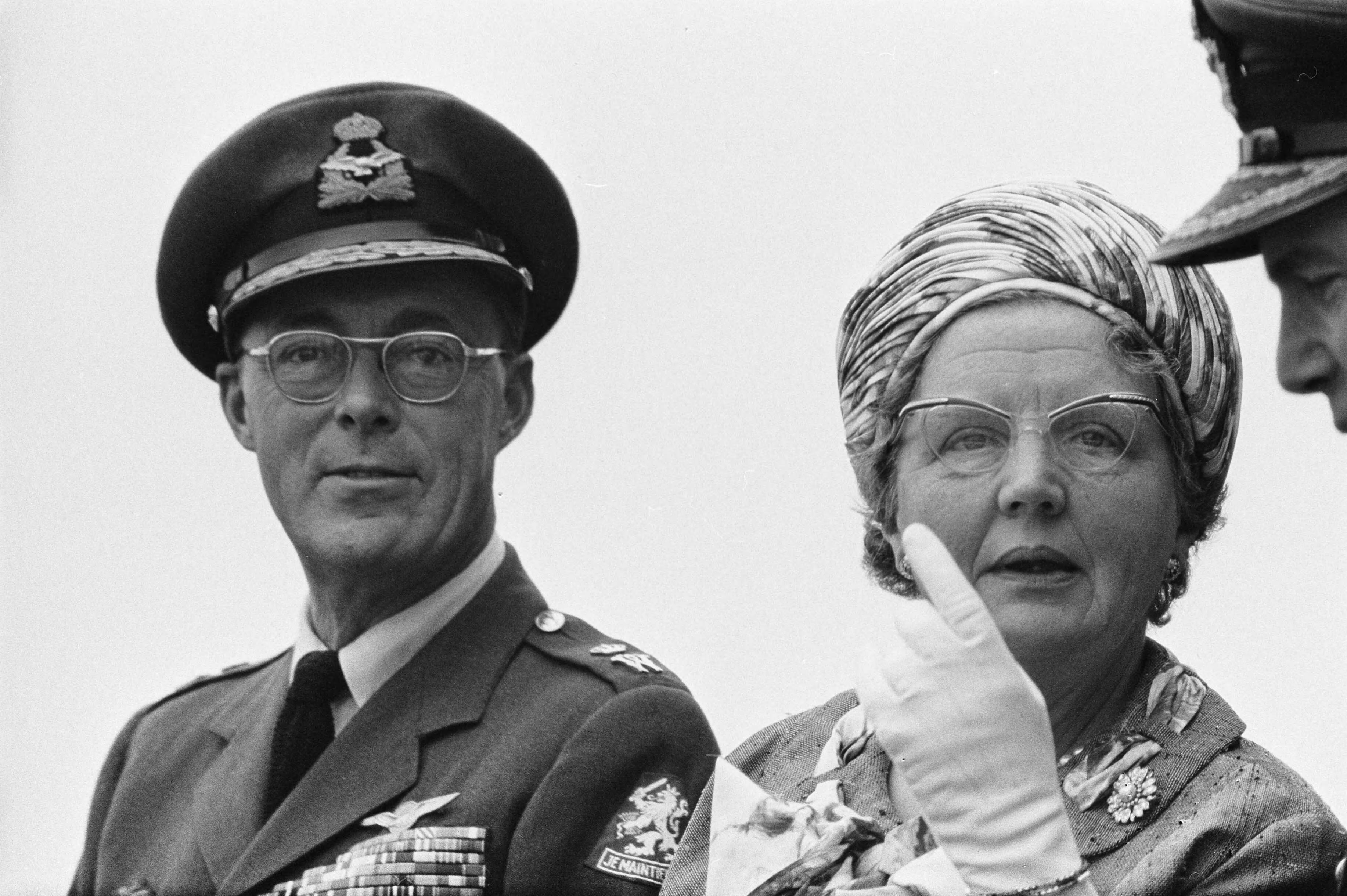 Fotocollectie Anefo — Vijftig jaar Koninklijke Luchtmacht. Defilé op Soesterberg. Koningin Juliana en prins Bernhard nemen het defilé af — Foto: Koch, Eric / Anefo. Licentie: Set B: Rechtenvrij / Publiek Domein. Bron: Nationaal Archief. http://hdl.handle.net/10648/aa3d345e-d0b4-102d-bcf8-003048976d84